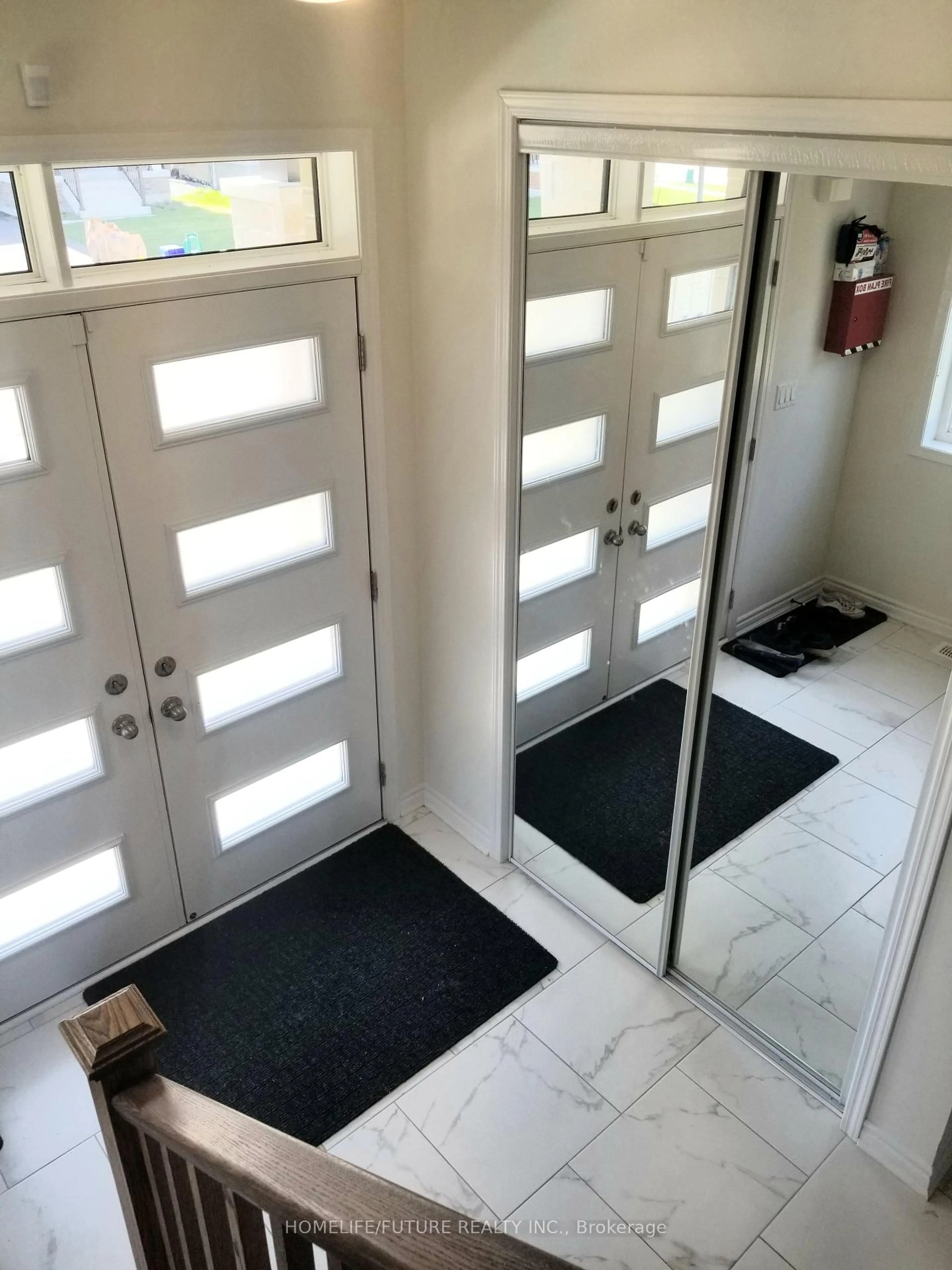 Indoor entryway for 3101 Willowridge Path, Pickering Ontario L1X 0N5