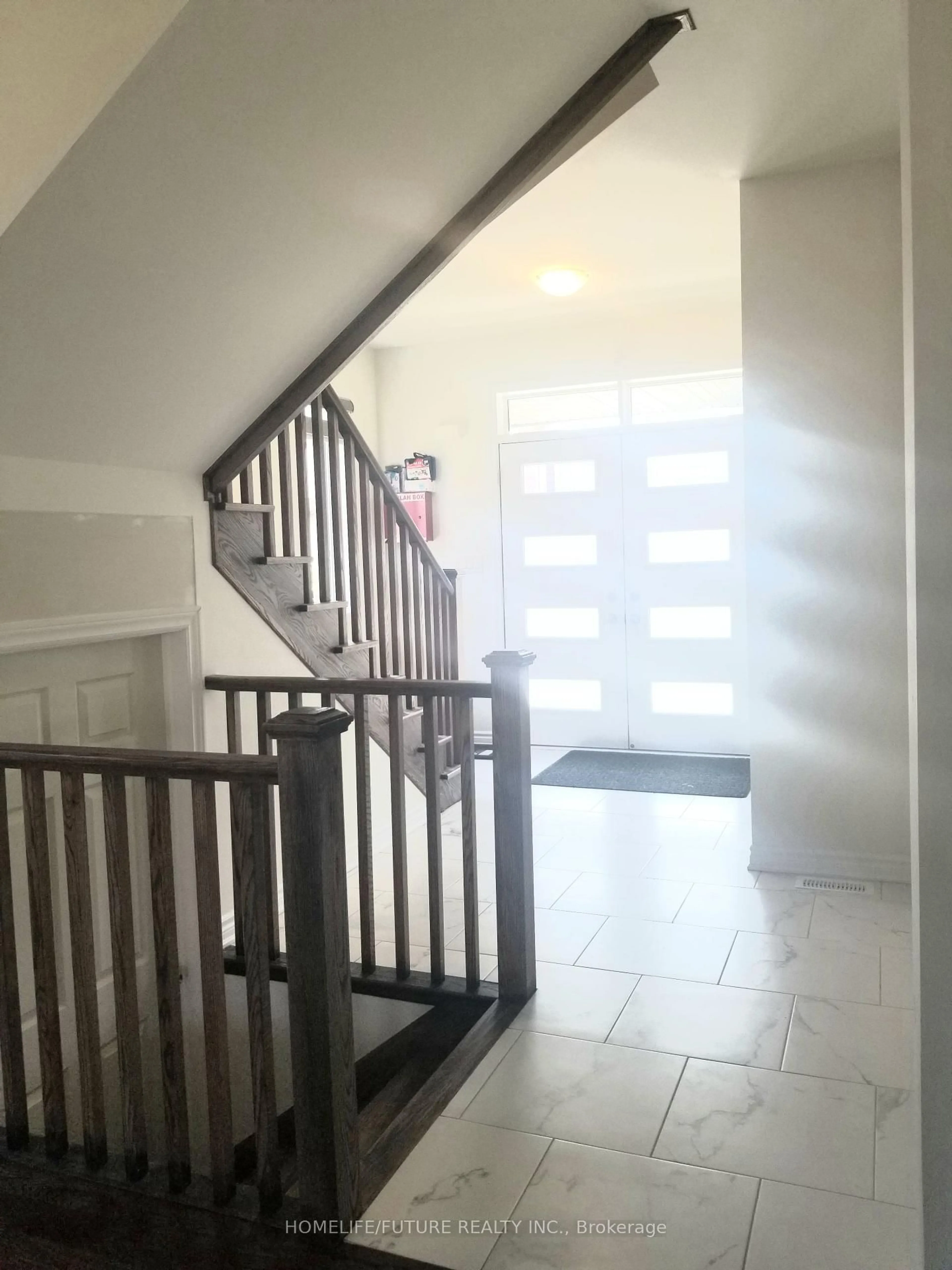 Indoor foyer for 3101 Willowridge Path, Pickering Ontario L1X 0N5