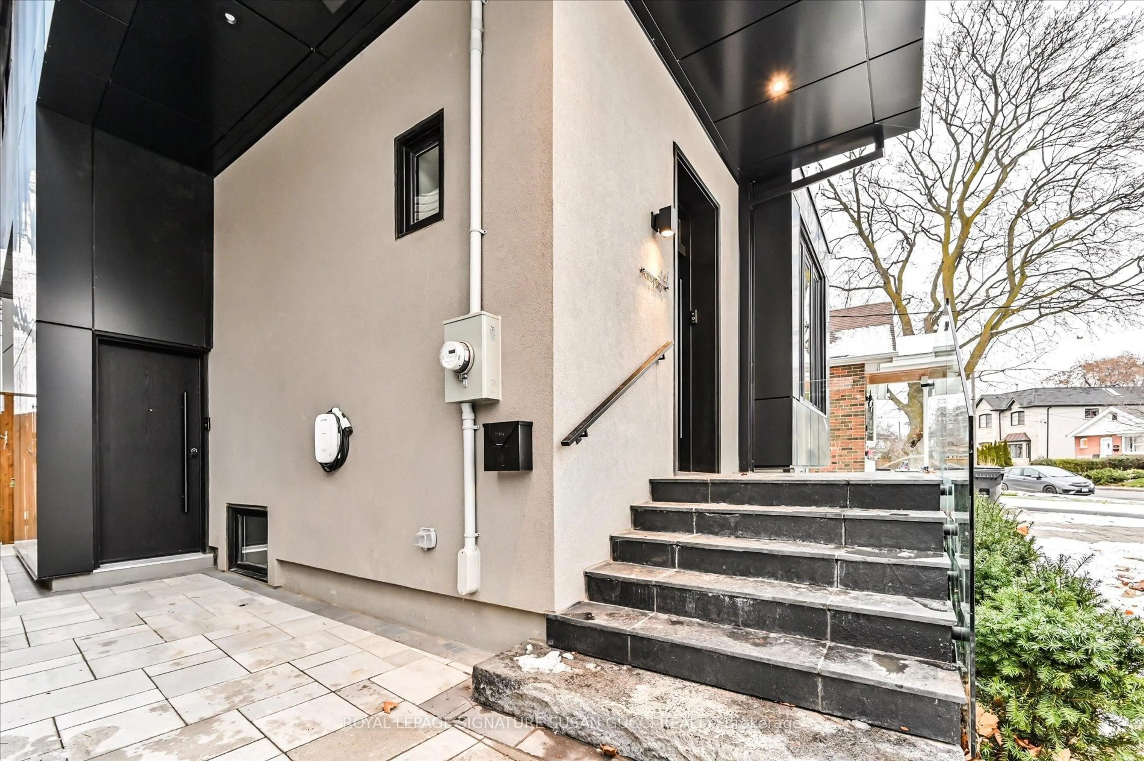 Indoor foyer for 44 Doris Dr, Toronto Ontario M4B 3C9