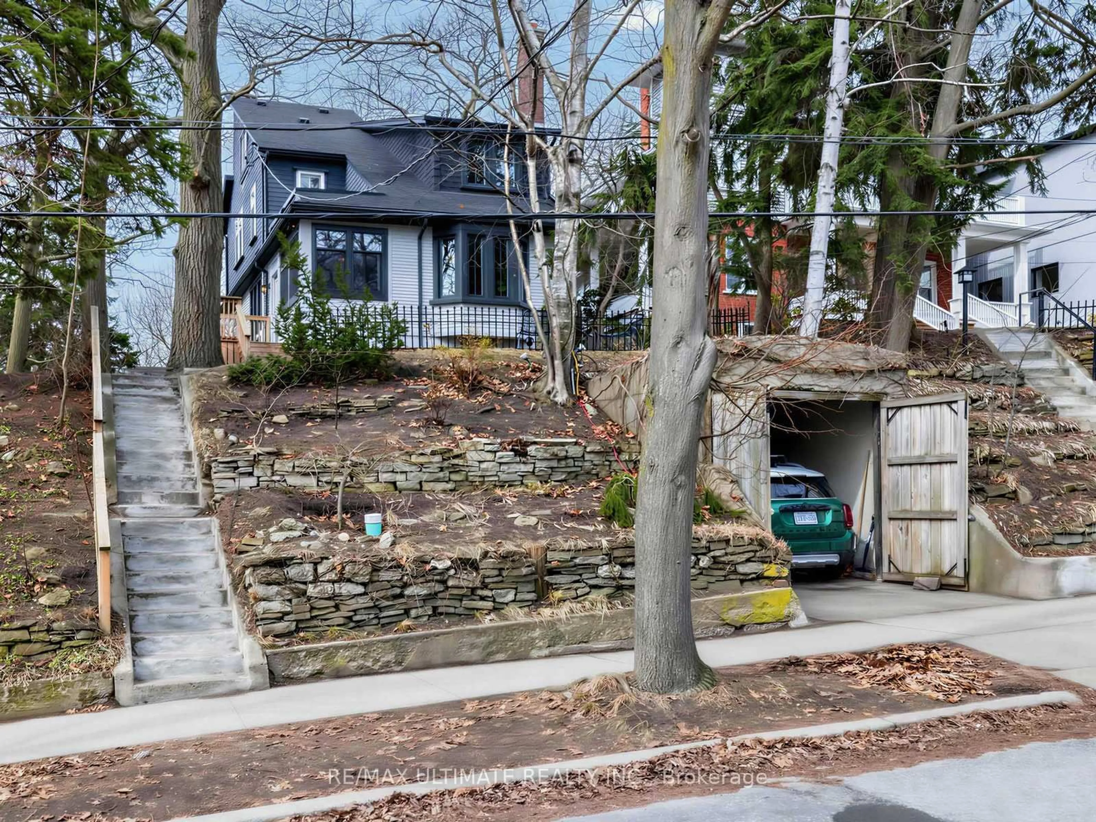 A pic from outside/outdoor area/front of a property/back of a property/a pic from drone, street for 18 Blantyre Ave, Toronto Ontario M1N 2R4
