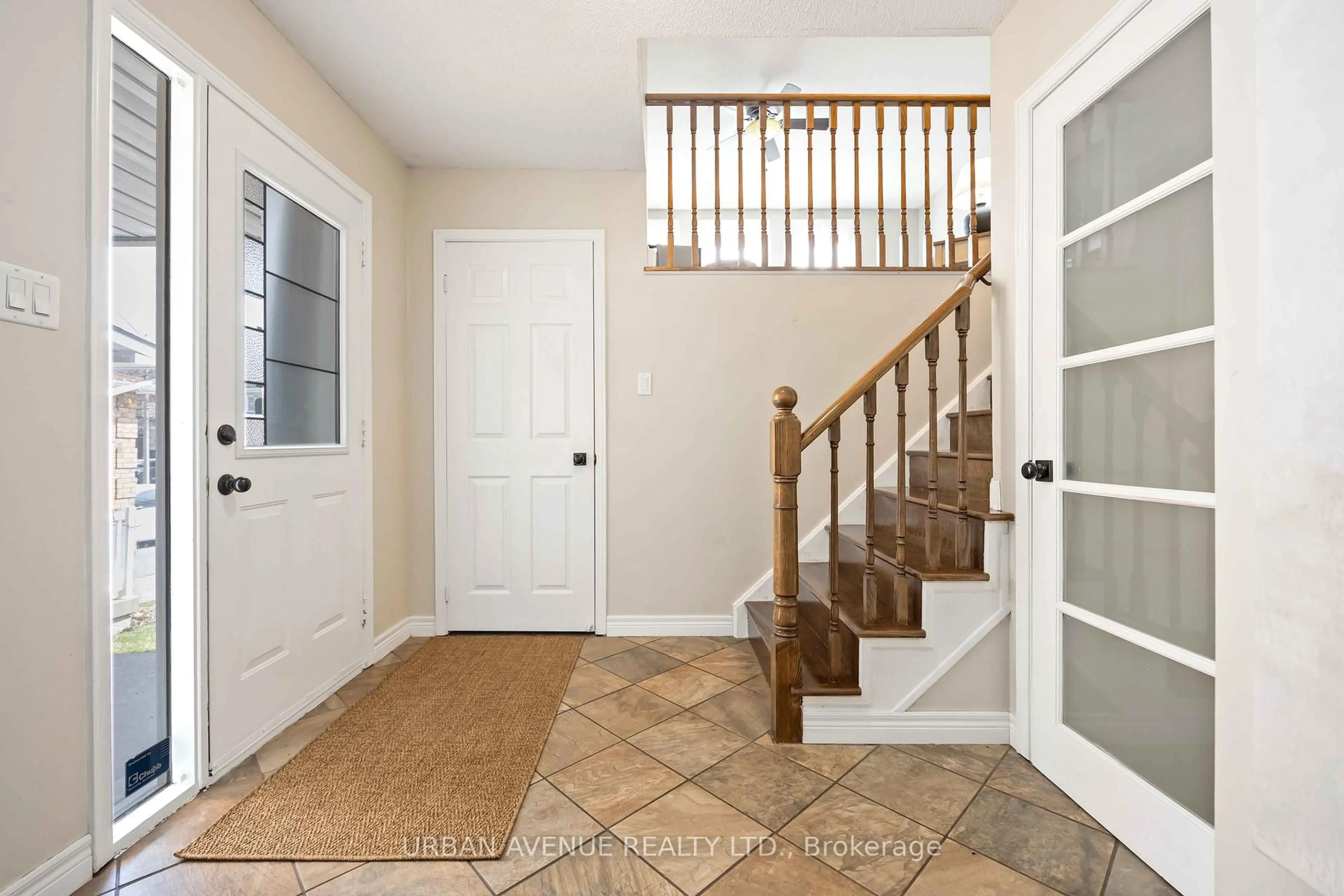 Indoor entryway for 711 Cowan Circ, Pickering Ontario L1W 3K6