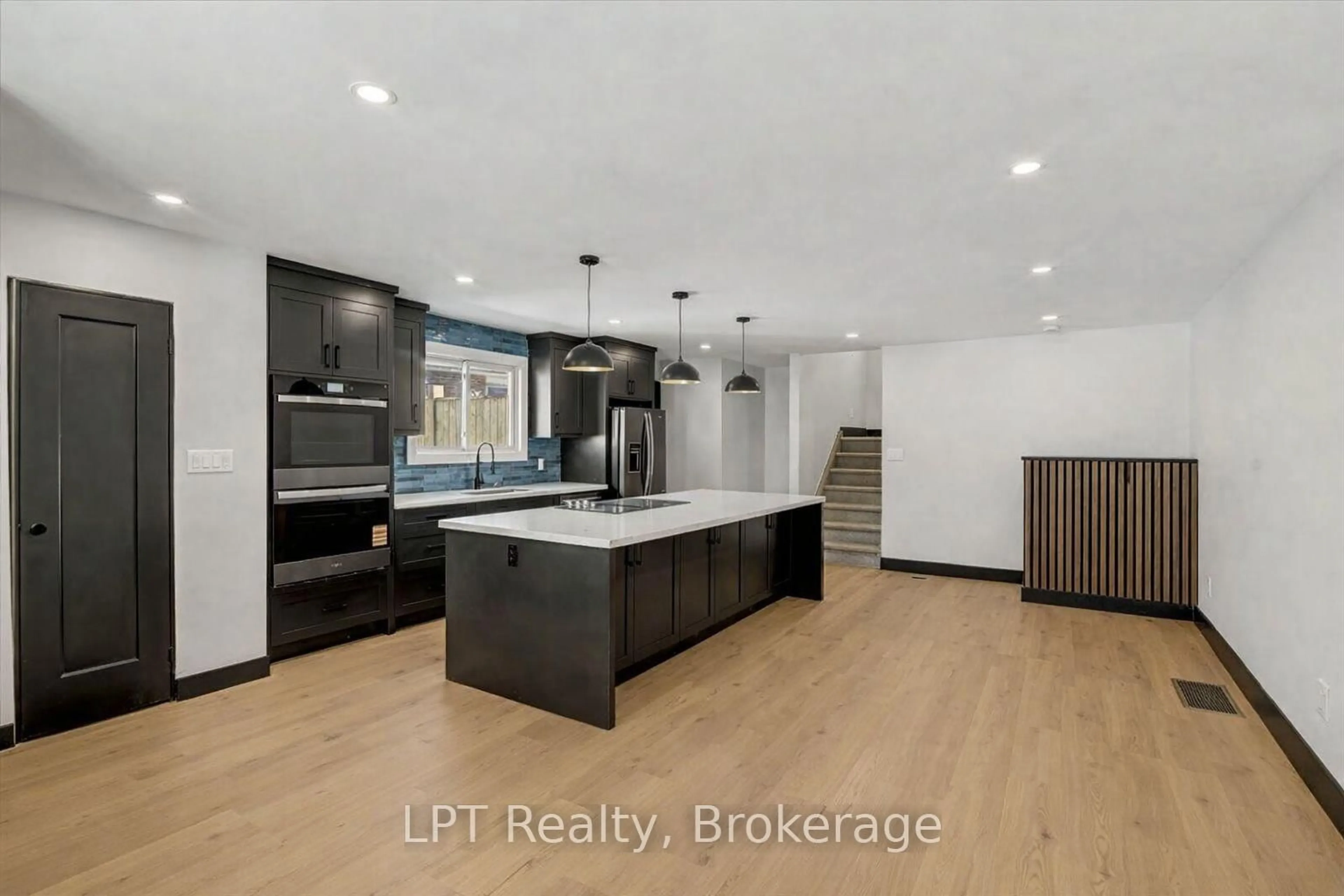 Open concept kitchen, unknown for 1281 Oxford St, Oshawa Ontario L1J 3W5