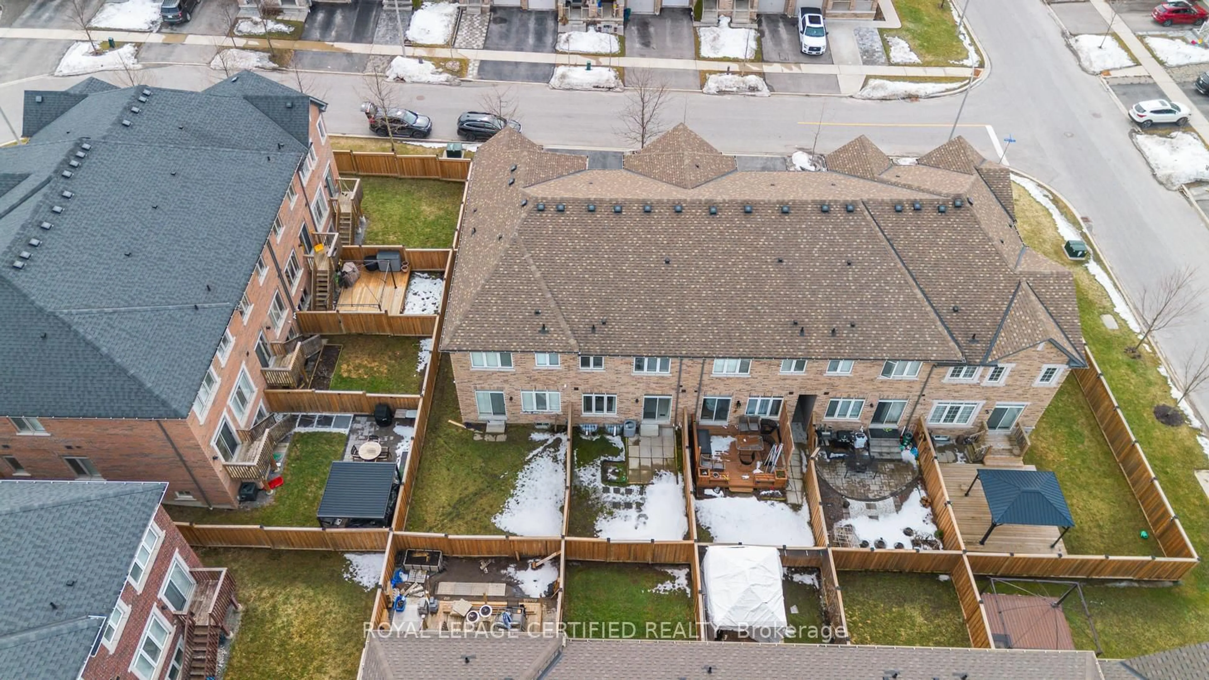 A pic from outside/outdoor area/front of a property/back of a property/a pic from drone, city buildings view from balcony for 71 Rimrock Cres, Whitby Ontario L1N 0E5