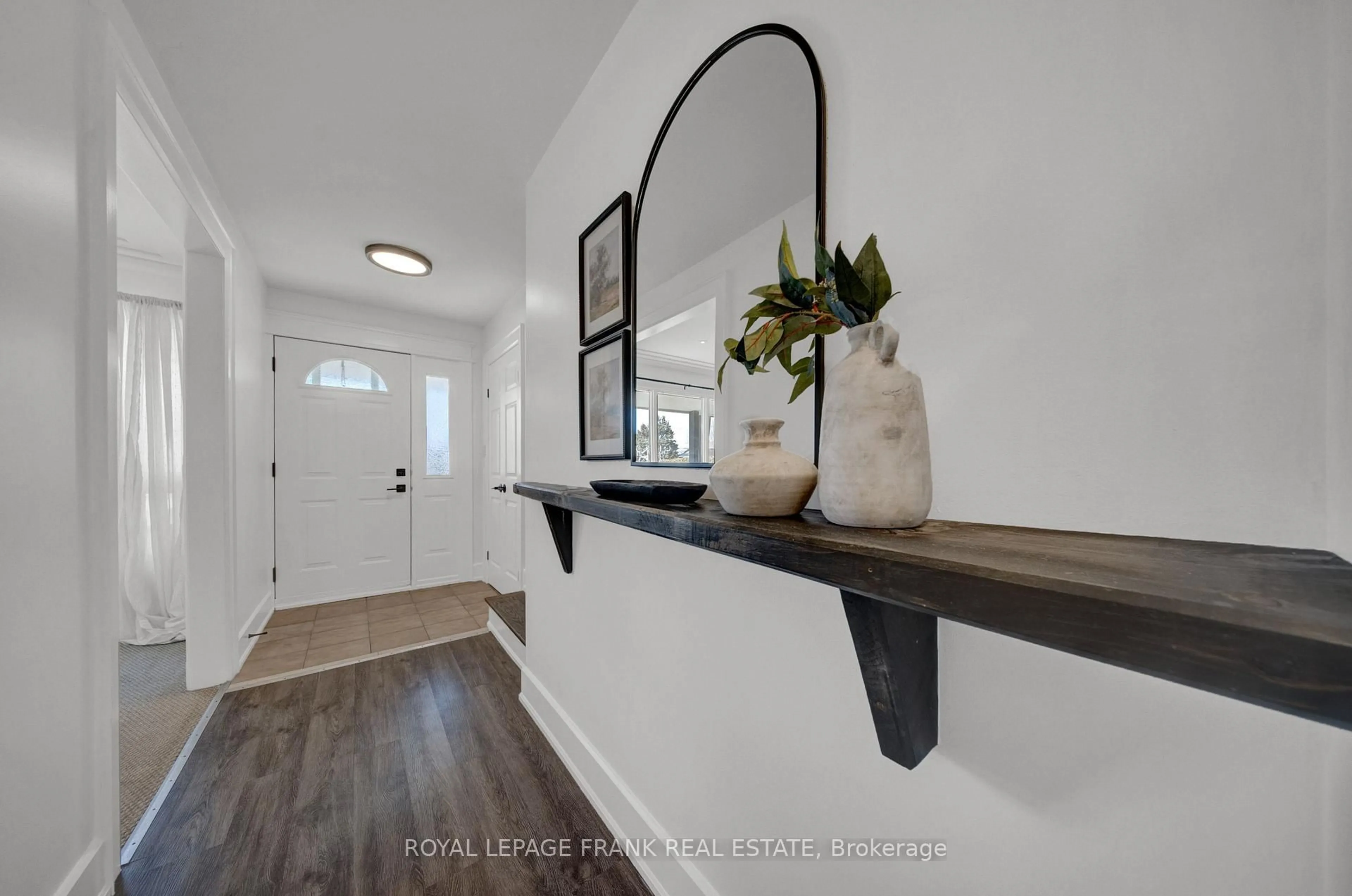 Indoor entryway for 590 Talbot Crt, Oshawa Ontario L1J 2E8