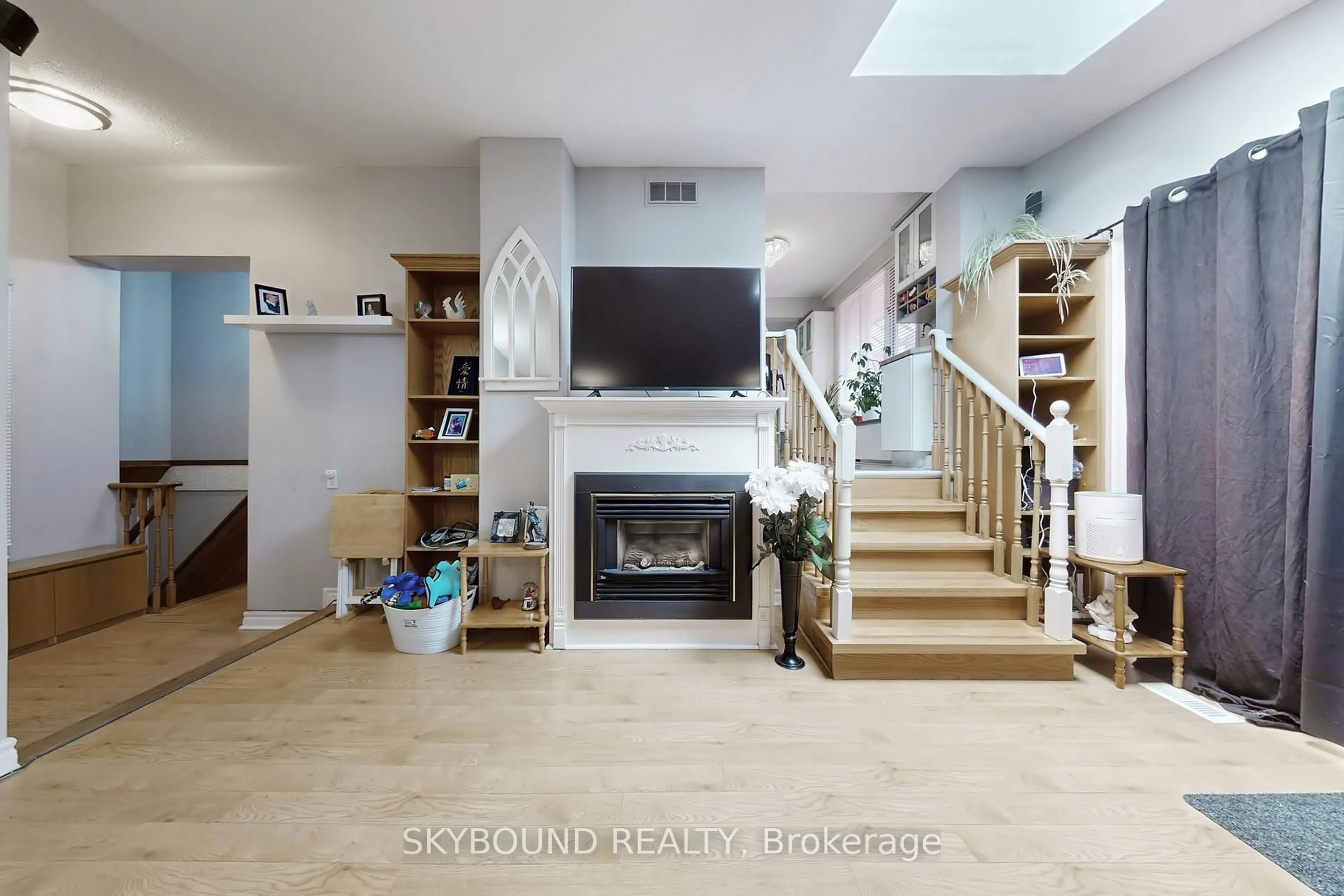 Indoor entryway for 265 Dover St, Oshawa Ontario L1G 6G5