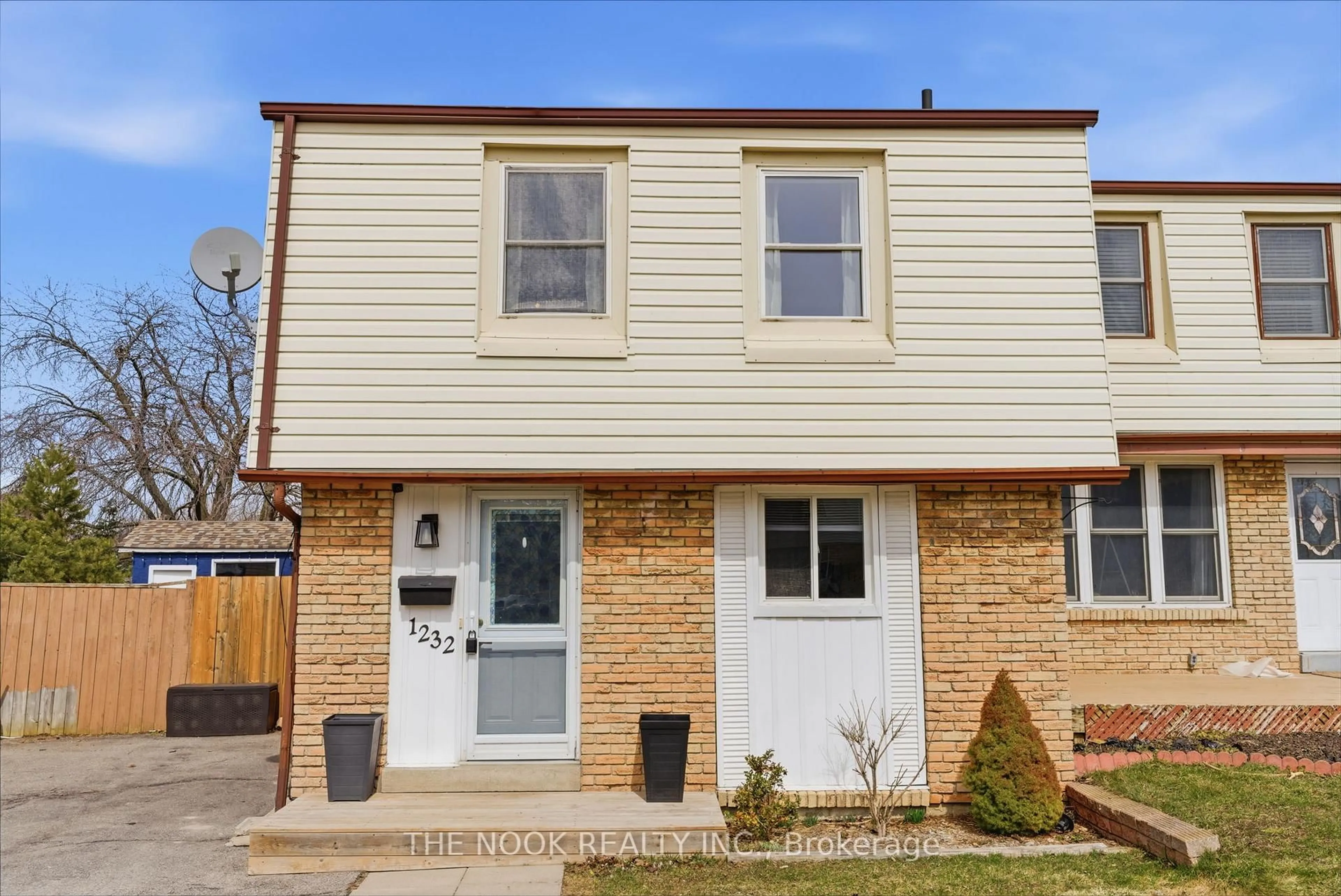 Home with brick exterior material, street for 1232 Southdale Ave, Oshawa Ontario L1H 7Z3