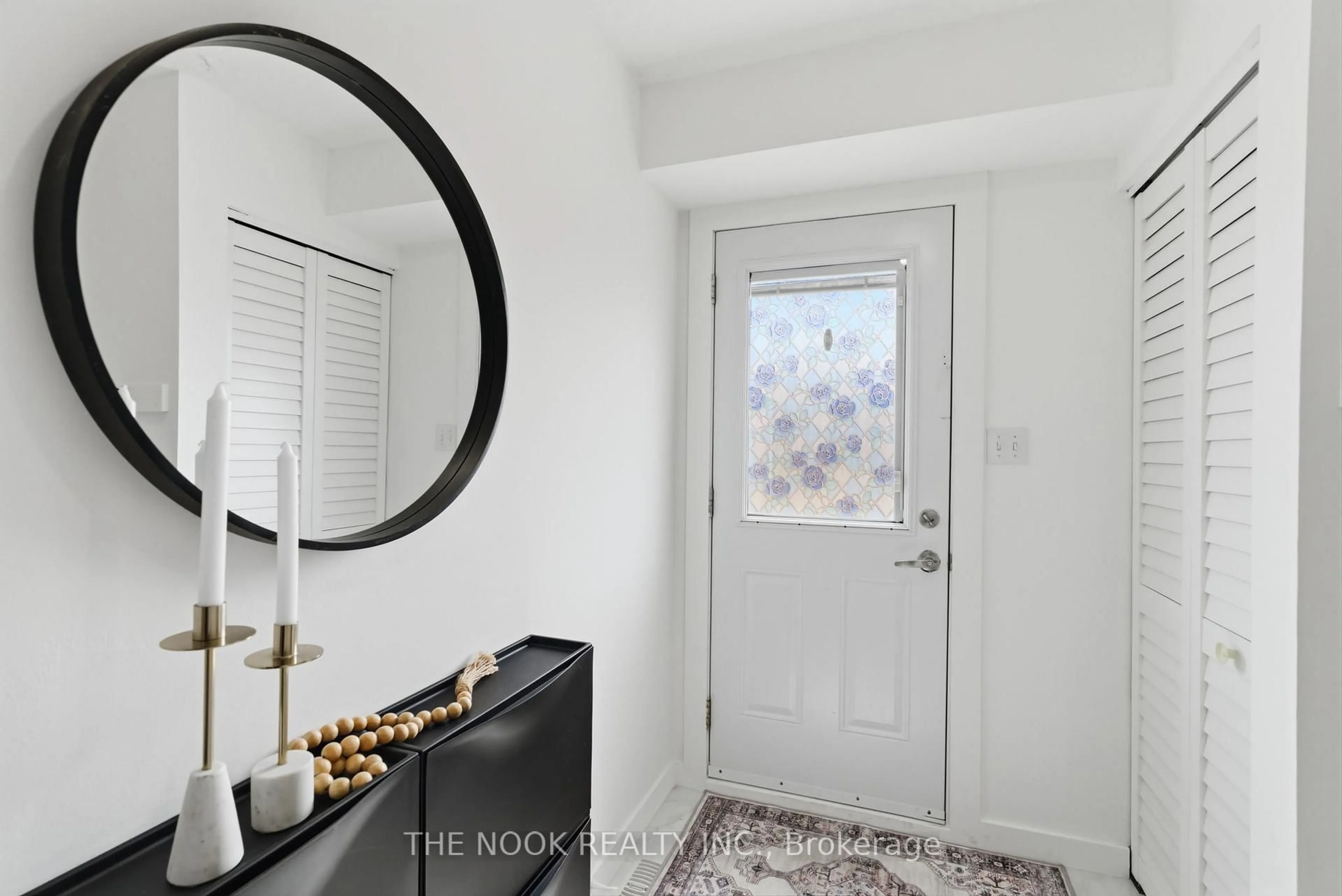 Indoor entryway for 1232 Southdale Ave, Oshawa Ontario L1H 7Z3