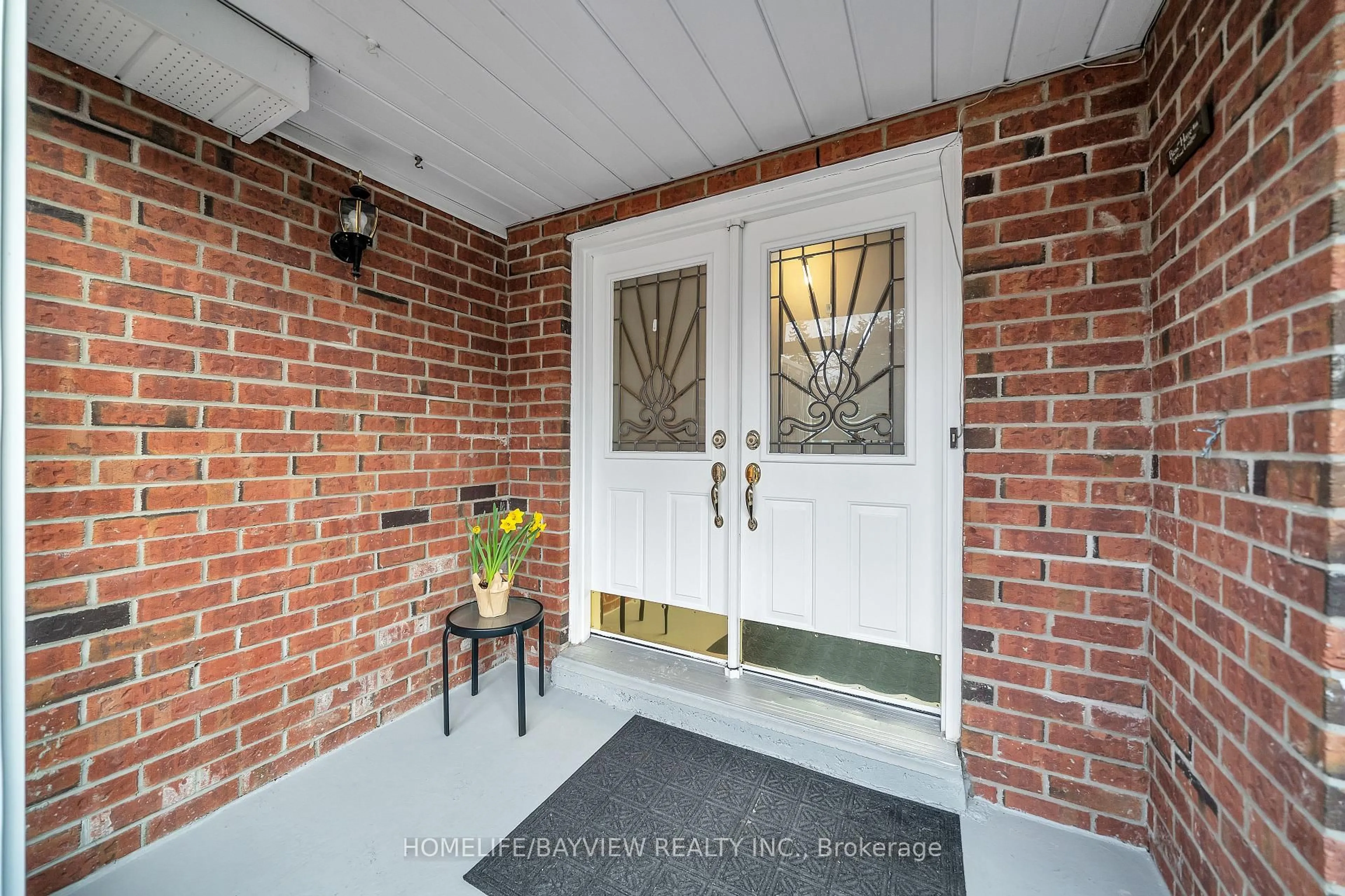 Indoor entryway for 565 Sheppard Ave, Pickering Ontario L1V 1G1