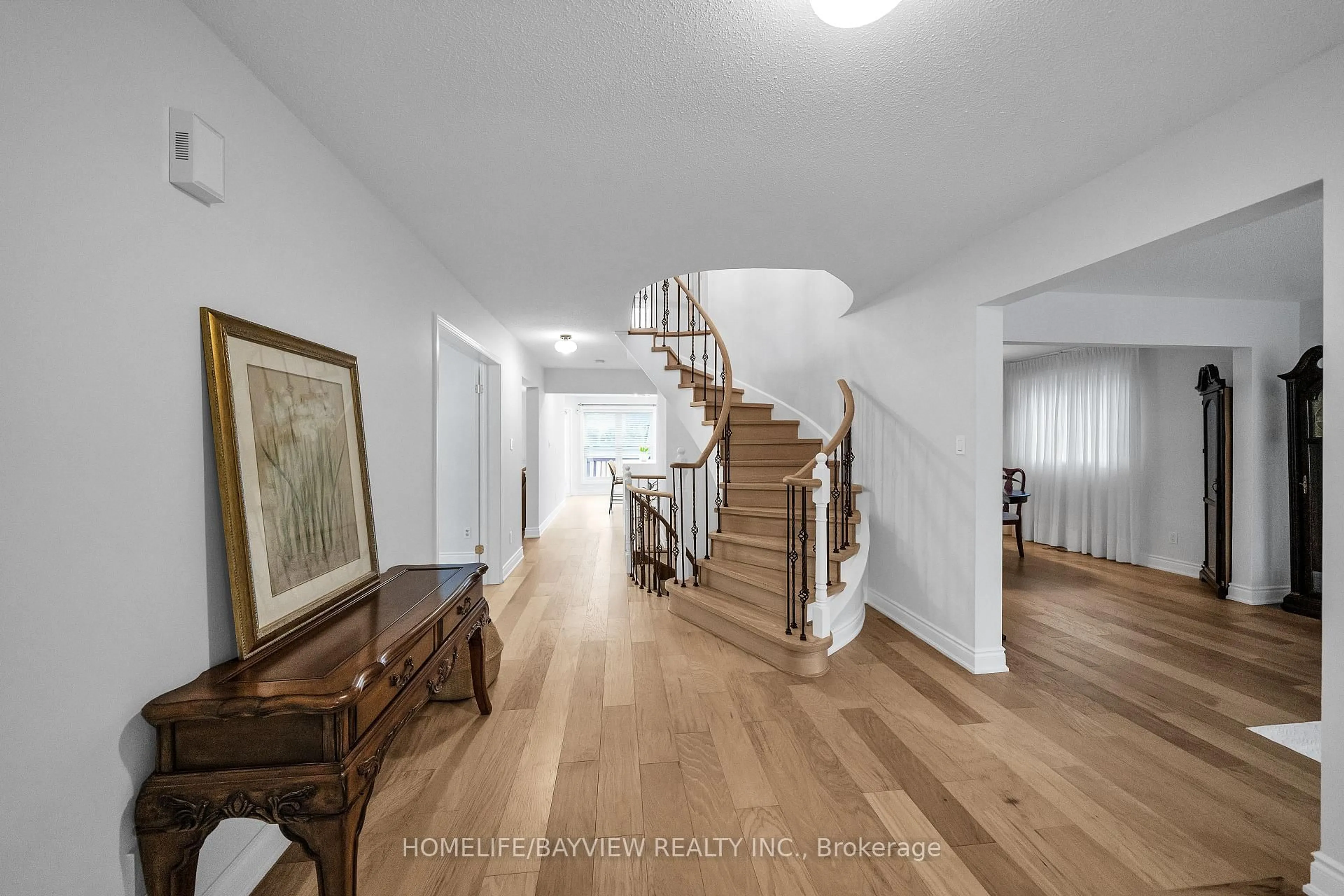 Indoor foyer for 565 Sheppard Ave, Pickering Ontario L1V 1G1