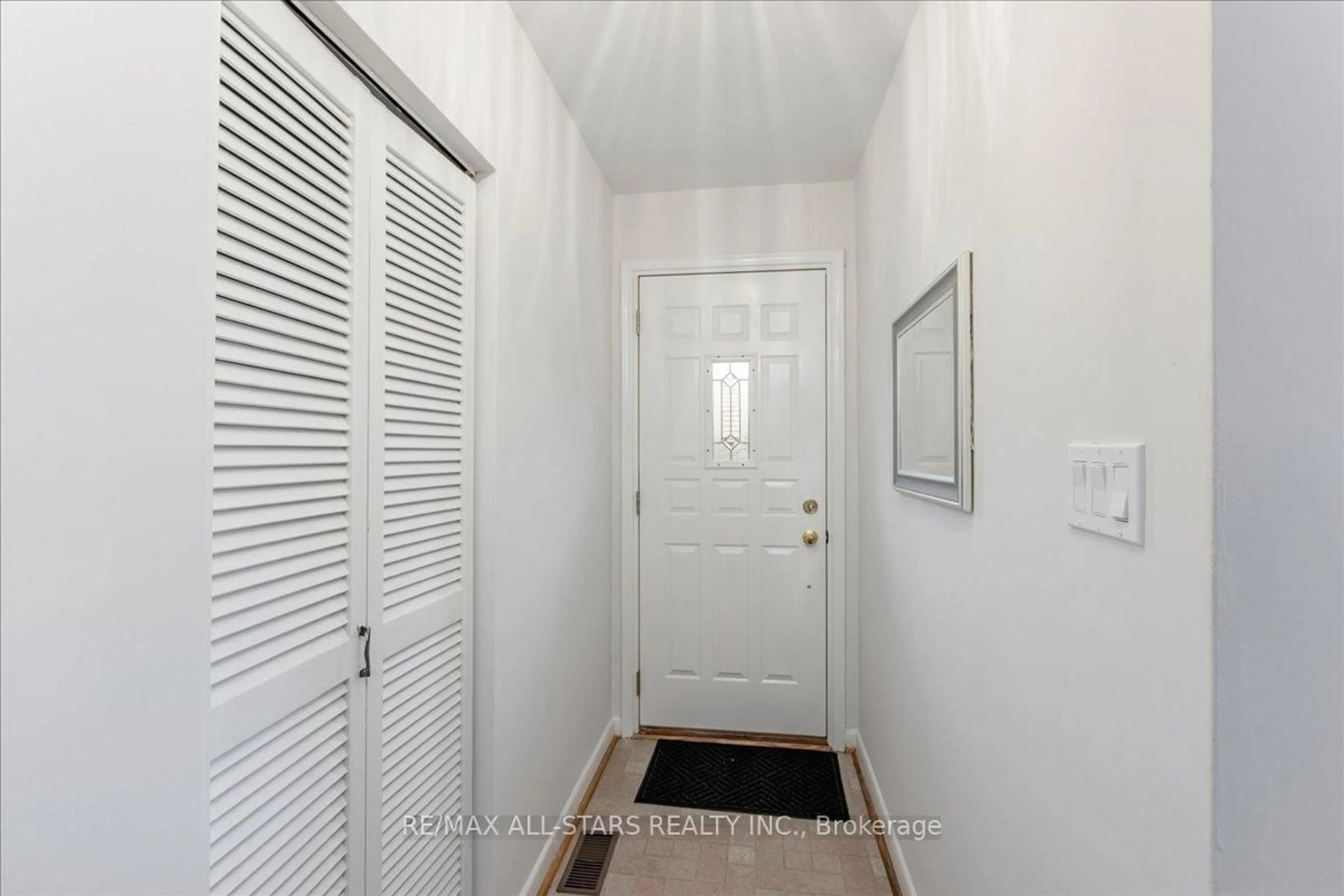Indoor entryway for 55 Sancrest Dr, Toronto Ontario M1P 4A7
