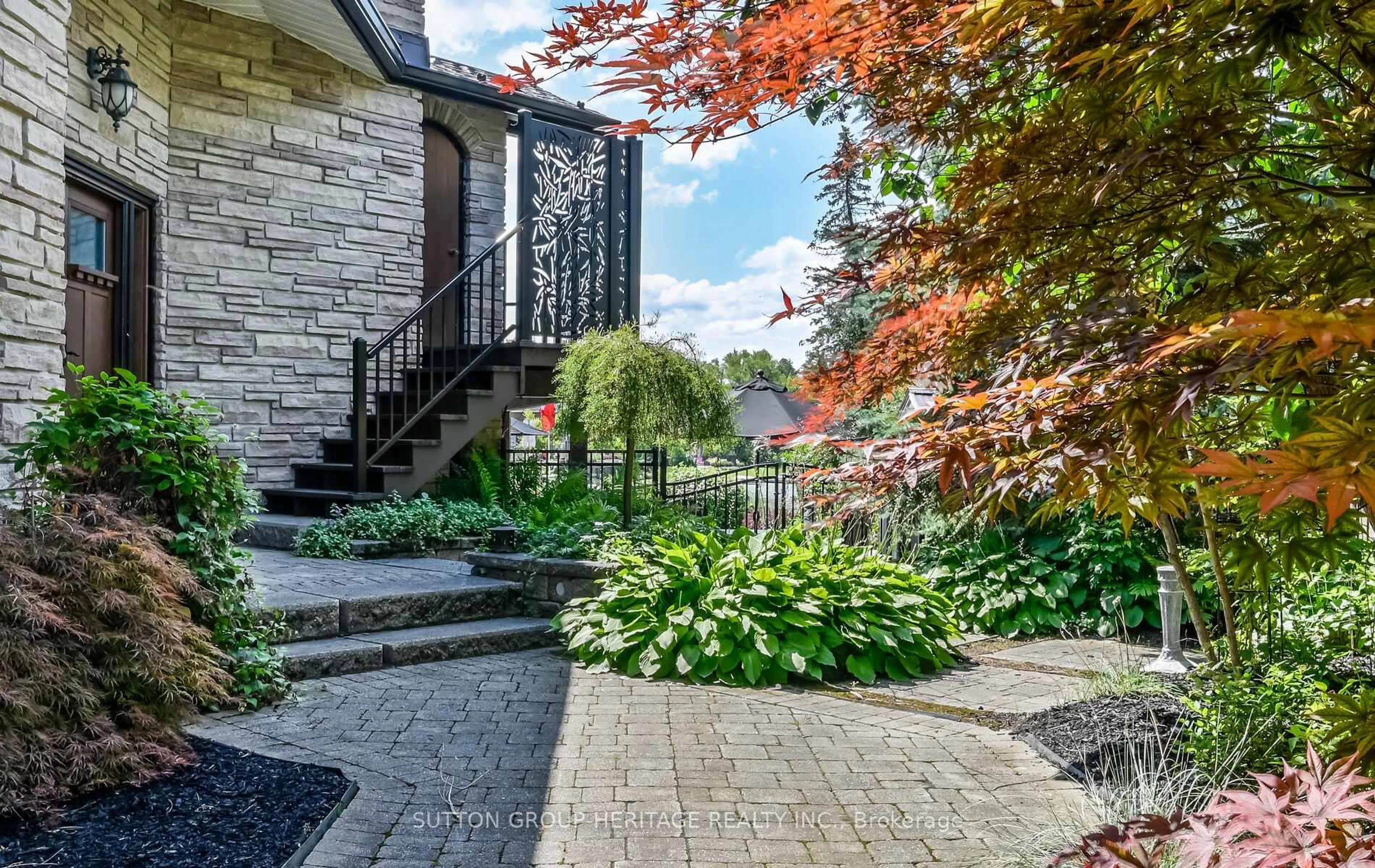 Patio, street for 285 Stephenson Point Rd, Scugog Ontario L9L 1B4