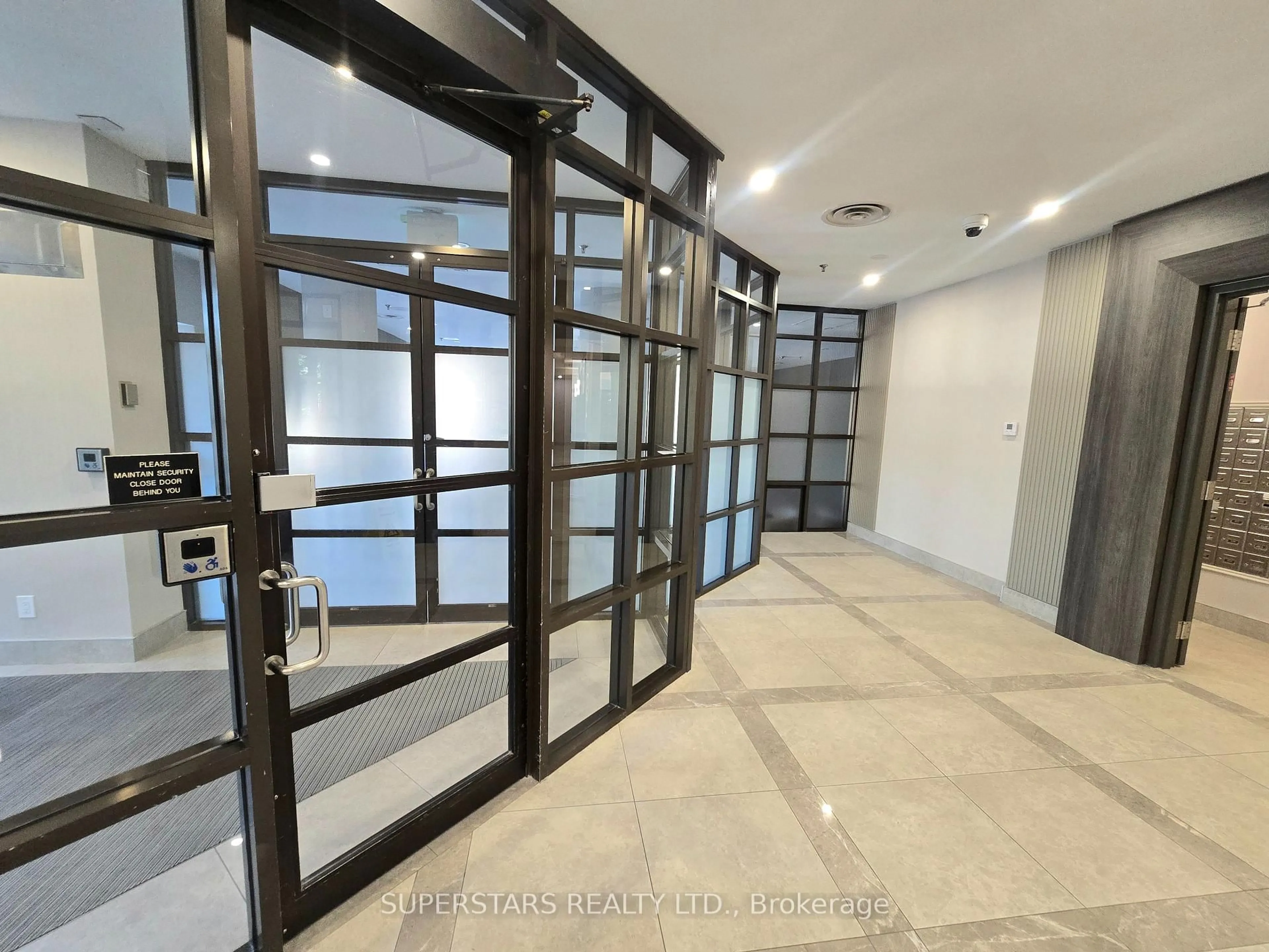 Indoor foyer for 115 Omni Dr #909, Toronto Ontario M1P 5B4