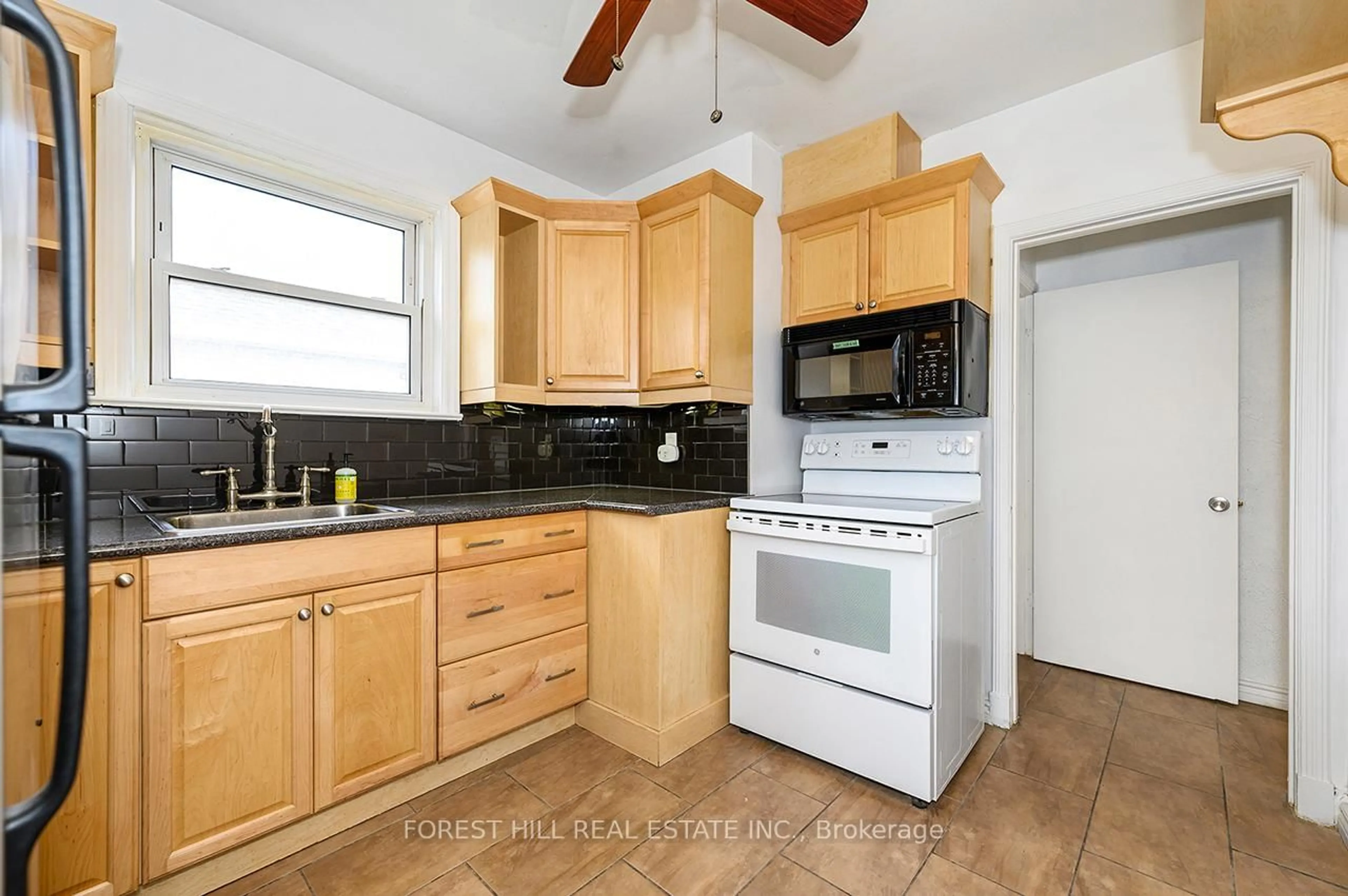 Standard kitchen, ceramic/tile floor for 667 Pharmacy Ave, Toronto Ontario M1L 3H7