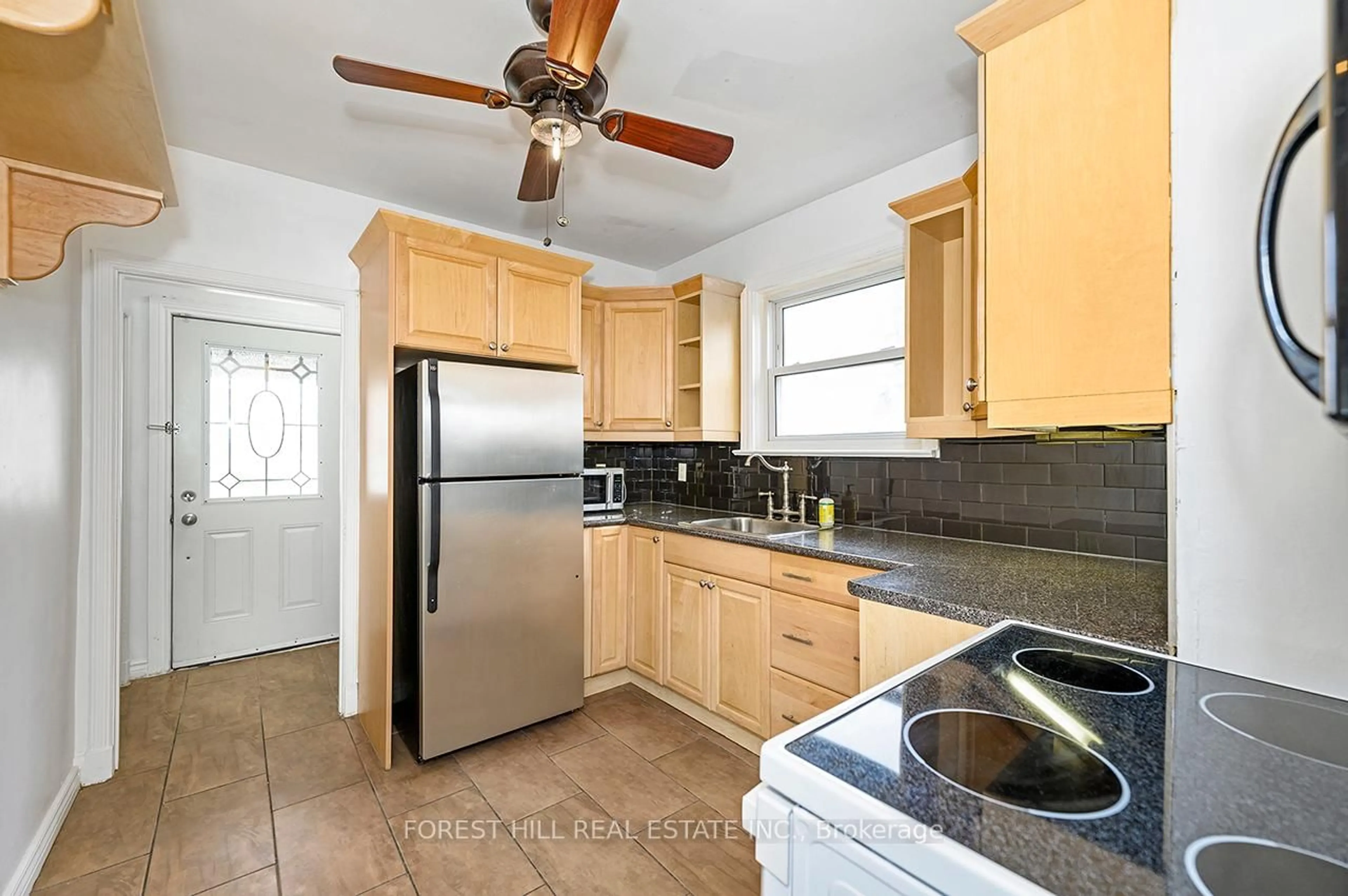 Standard kitchen, ceramic/tile floor for 667 Pharmacy Ave, Toronto Ontario M1L 3H7