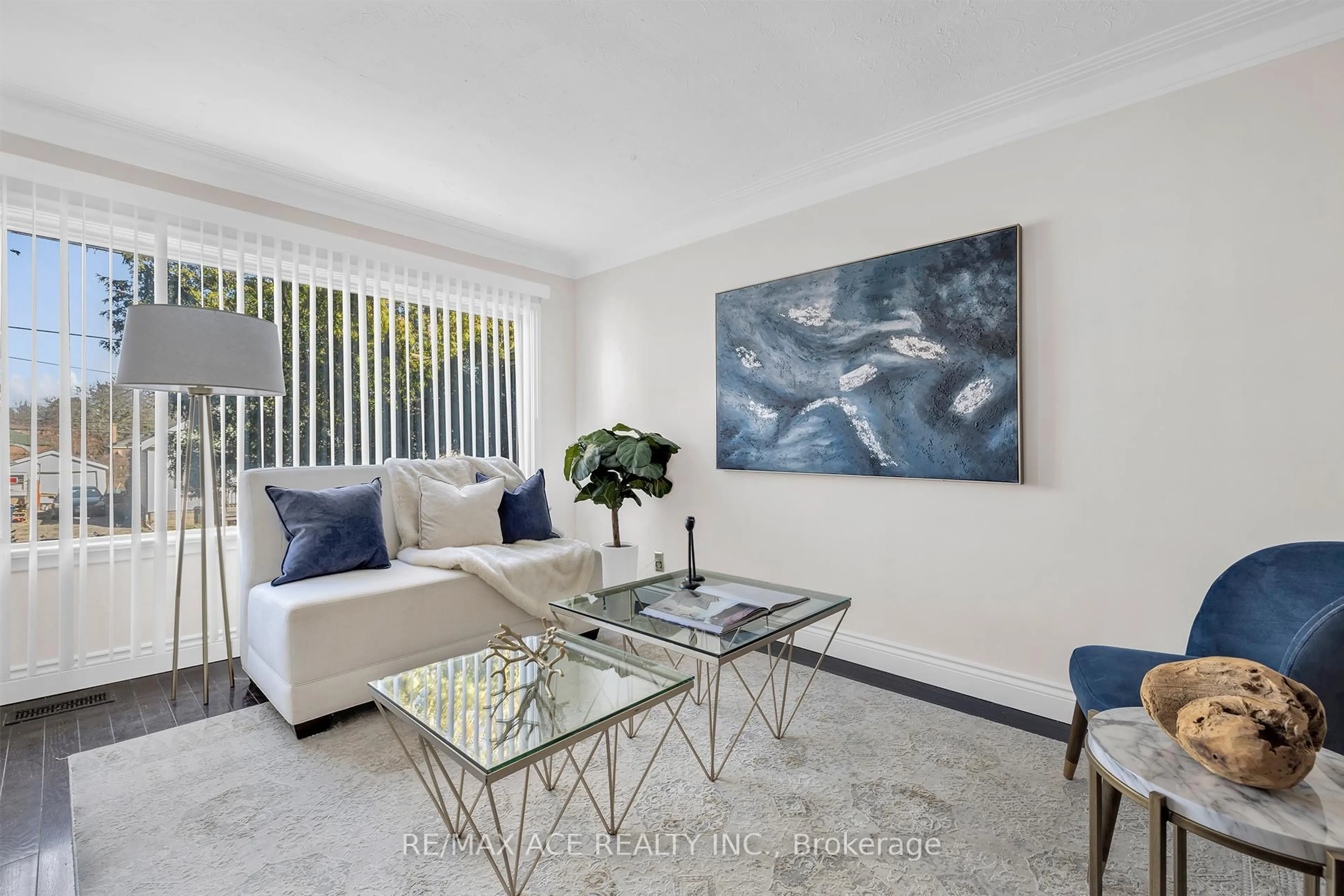 Living room with furniture, unknown for 54 South Woodrow Blvd, Toronto Ontario M1N 3L6