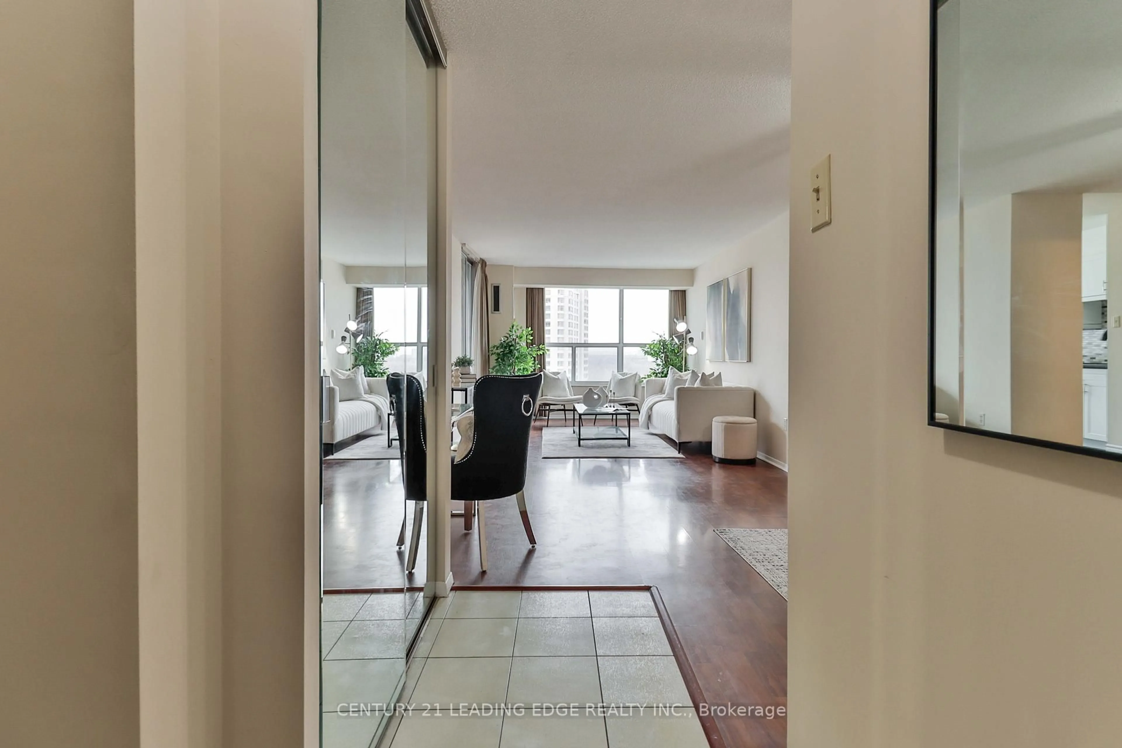 Indoor foyer for 2365 Kennedy Rd #1804, Toronto Ontario M1T 3S6