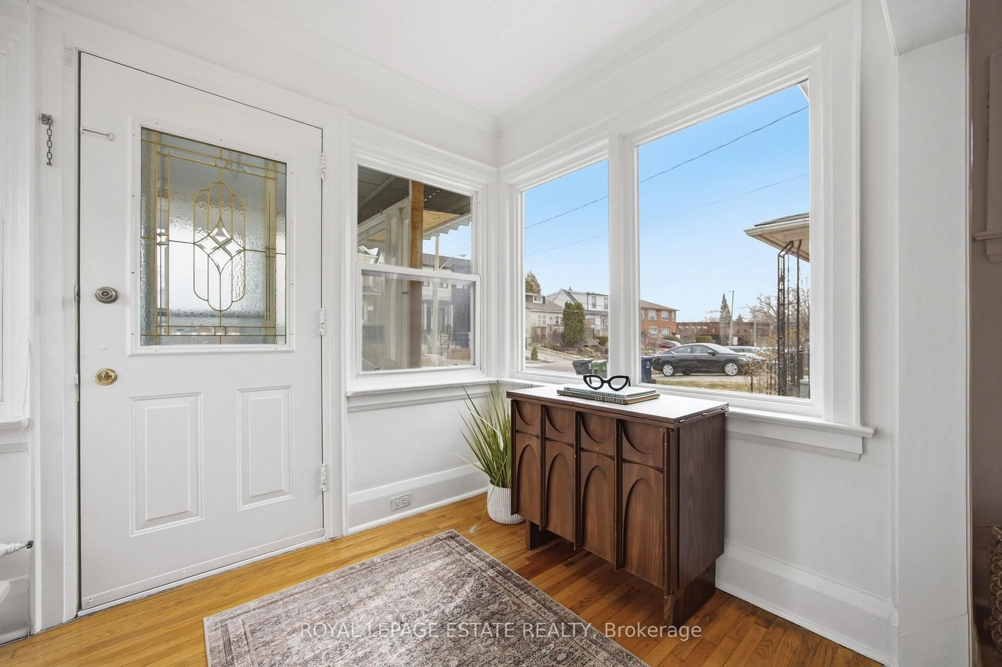 Indoor entryway for 22 Medford Ave, Toronto Ontario M1L 4G2