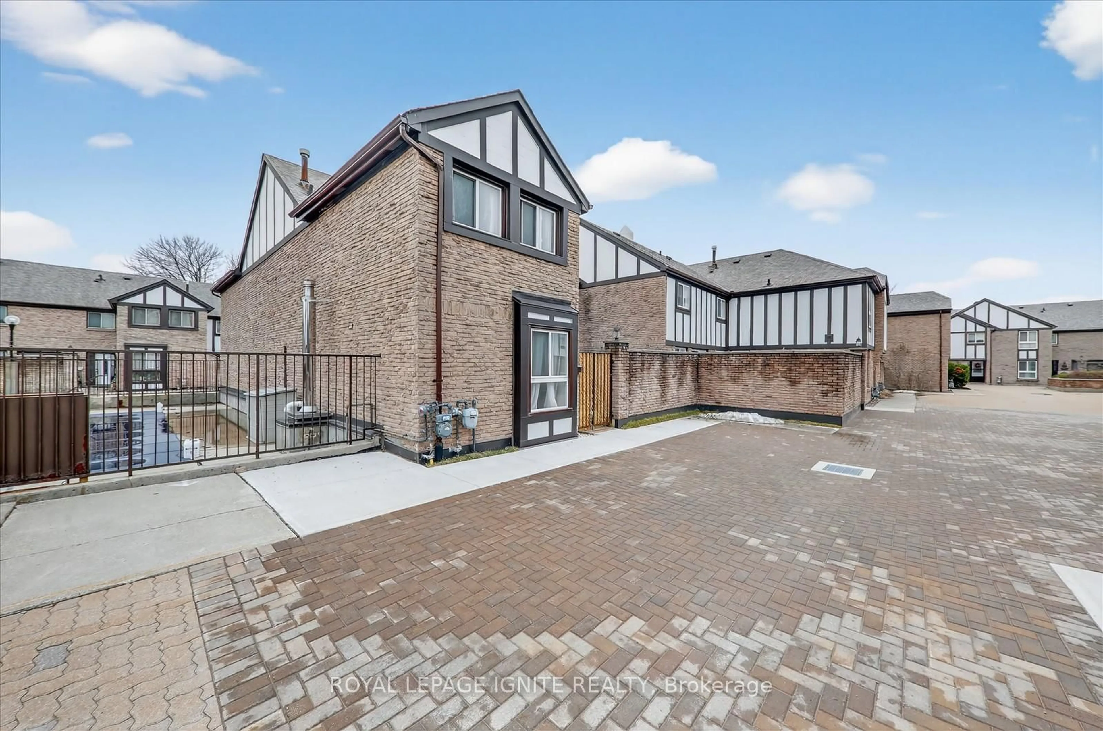 A pic from outside/outdoor area/front of a property/back of a property/a pic from drone, street for 2 Dailing Gate #56, Toronto Ontario M1B 1Z8