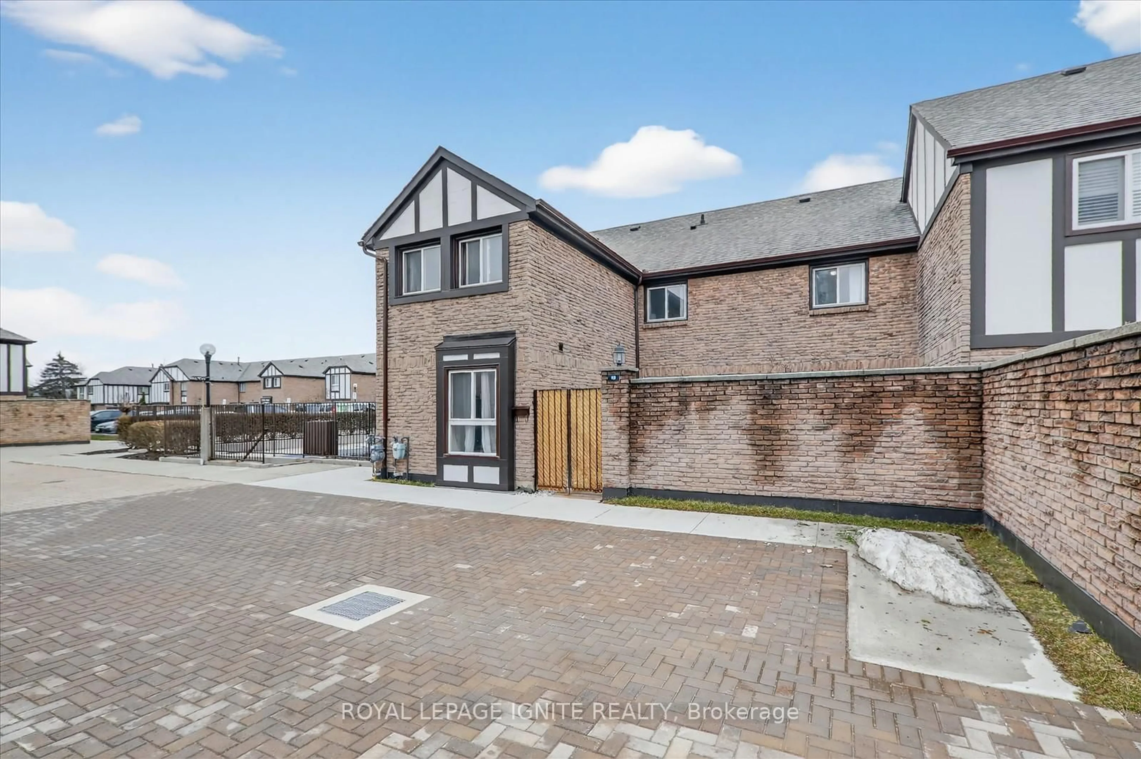 A pic from outside/outdoor area/front of a property/back of a property/a pic from drone, street for 2 Dailing Gate #56, Toronto Ontario M1B 1Z8