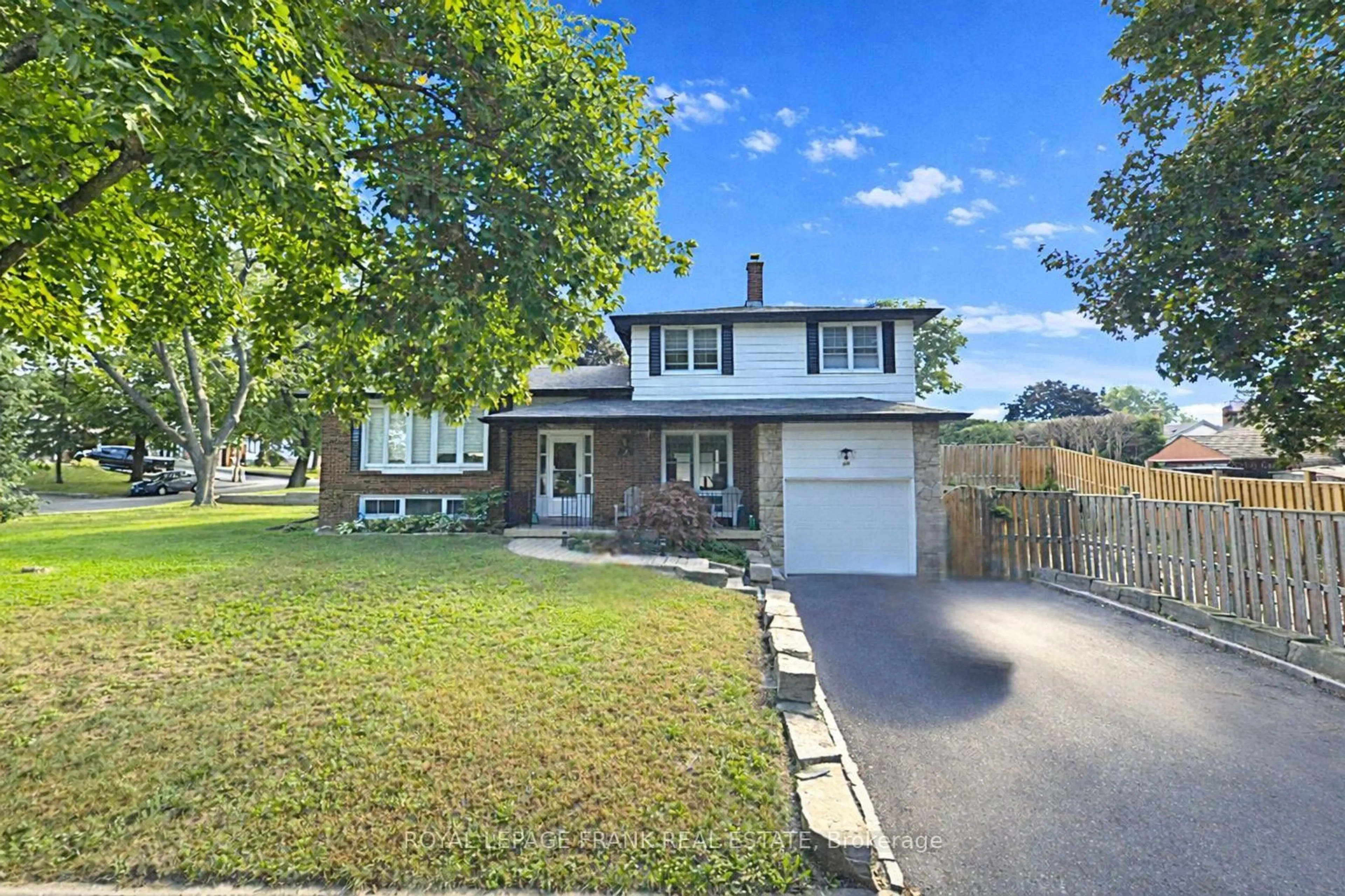 A pic from outside/outdoor area/front of a property/back of a property/a pic from drone, street for 489 Crestwood Dr, Oshawa Ontario L1G 2R4