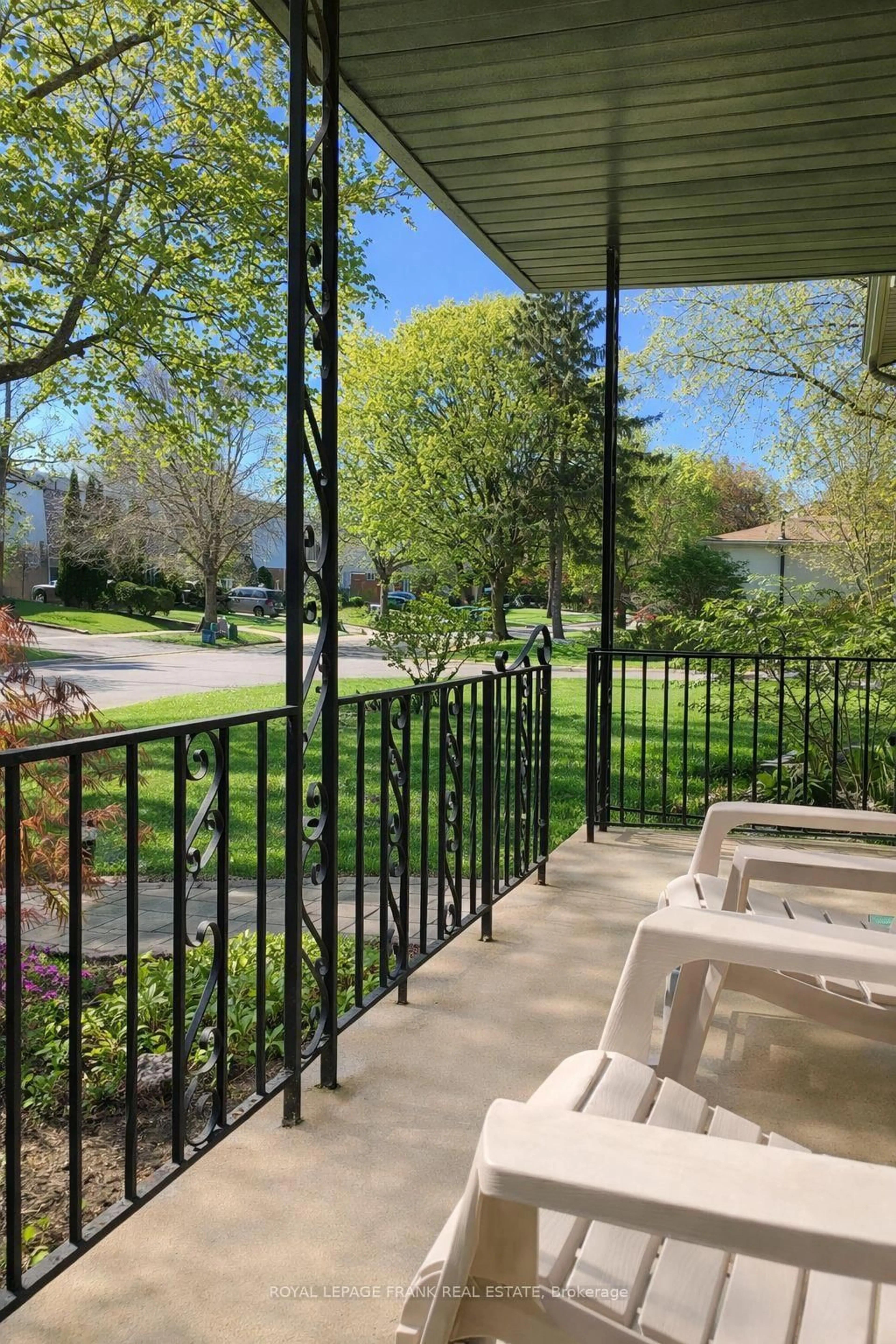 Patio, street for 489 Crestwood Dr, Oshawa Ontario L1G 2R4