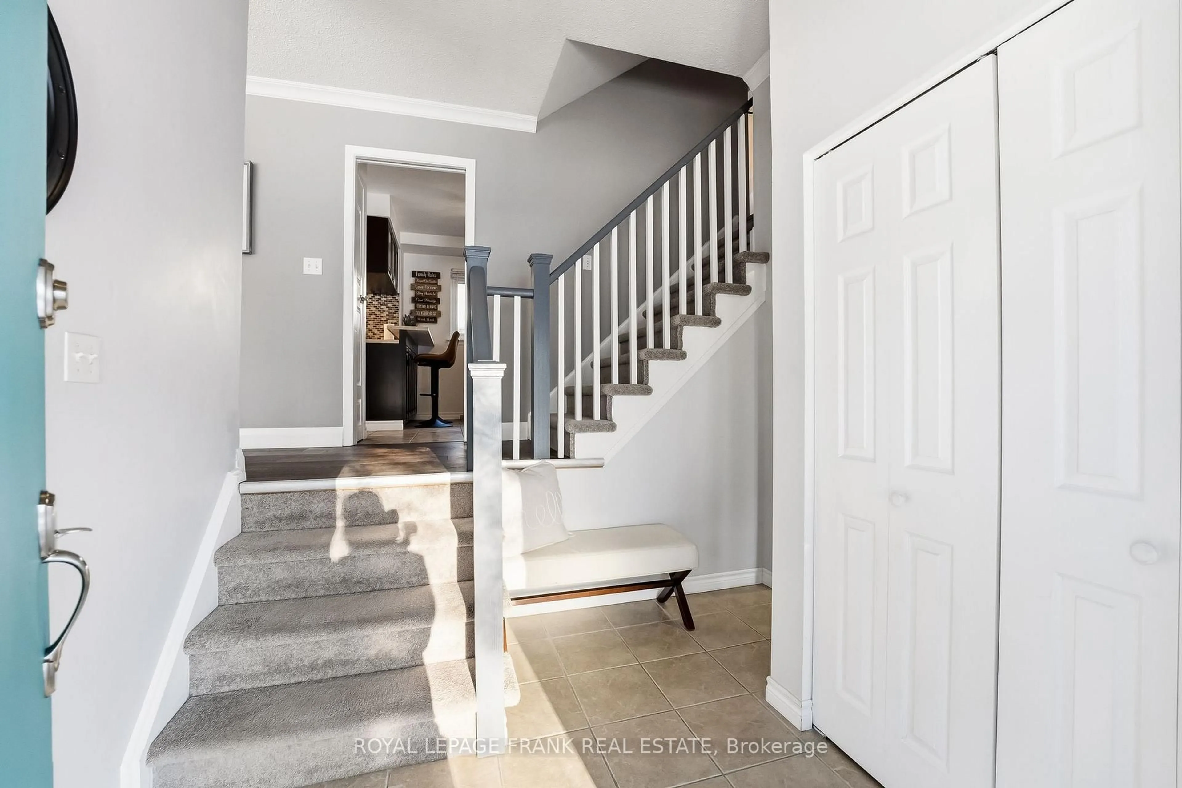 Indoor entryway for 489 Crestwood Dr, Oshawa Ontario L1G 2R4