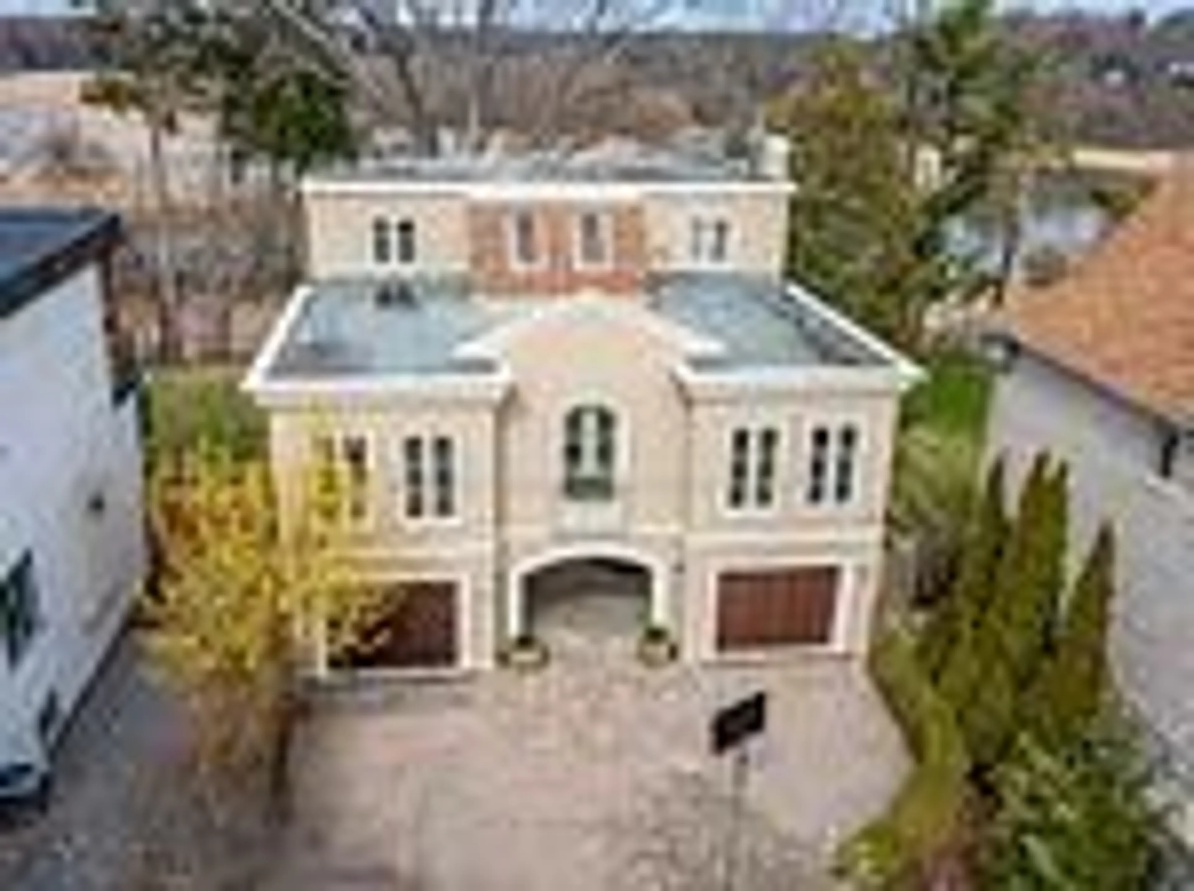 A pic from outside/outdoor area/front of a property/back of a property/a pic from drone, building for 322 Dyson Rd, Pickering Ontario L1W 2M9