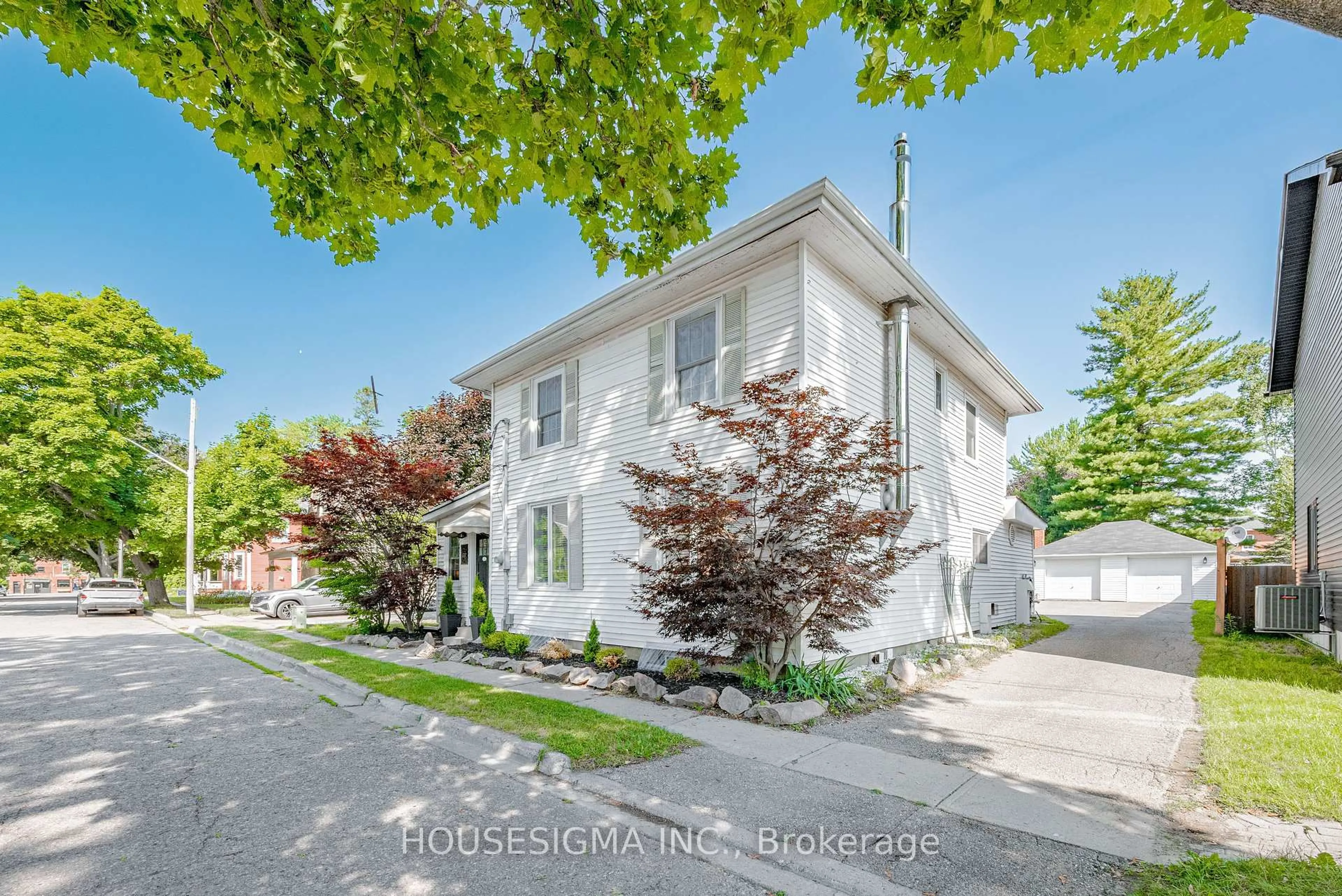 A pic from outside/outdoor area/front of a property/back of a property/a pic from drone, street for 26 Park St, Clarington Ontario L0B 1M0