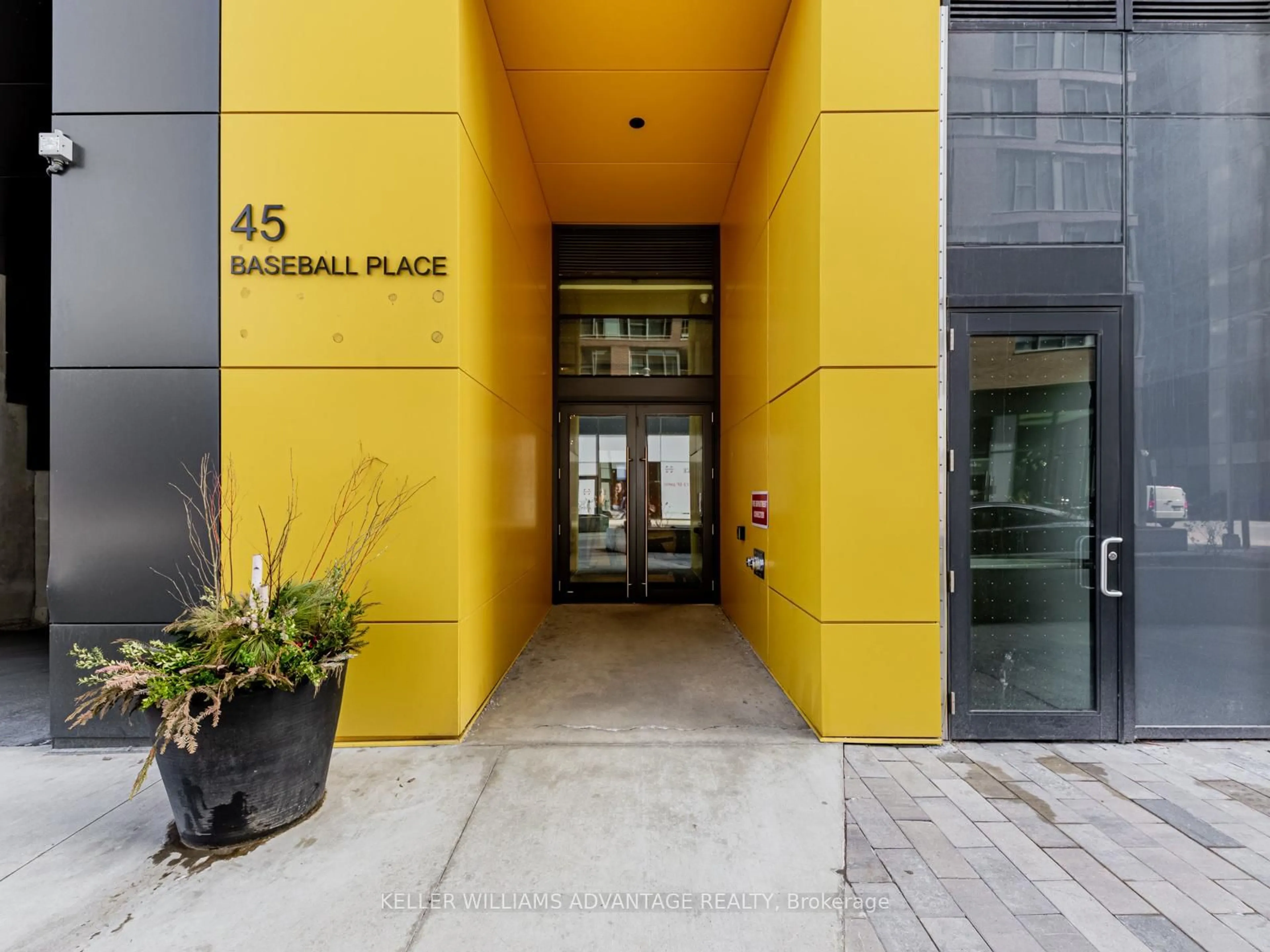 Indoor foyer for 45 Baseball Pl #1002, Toronto Ontario M4M 0H1