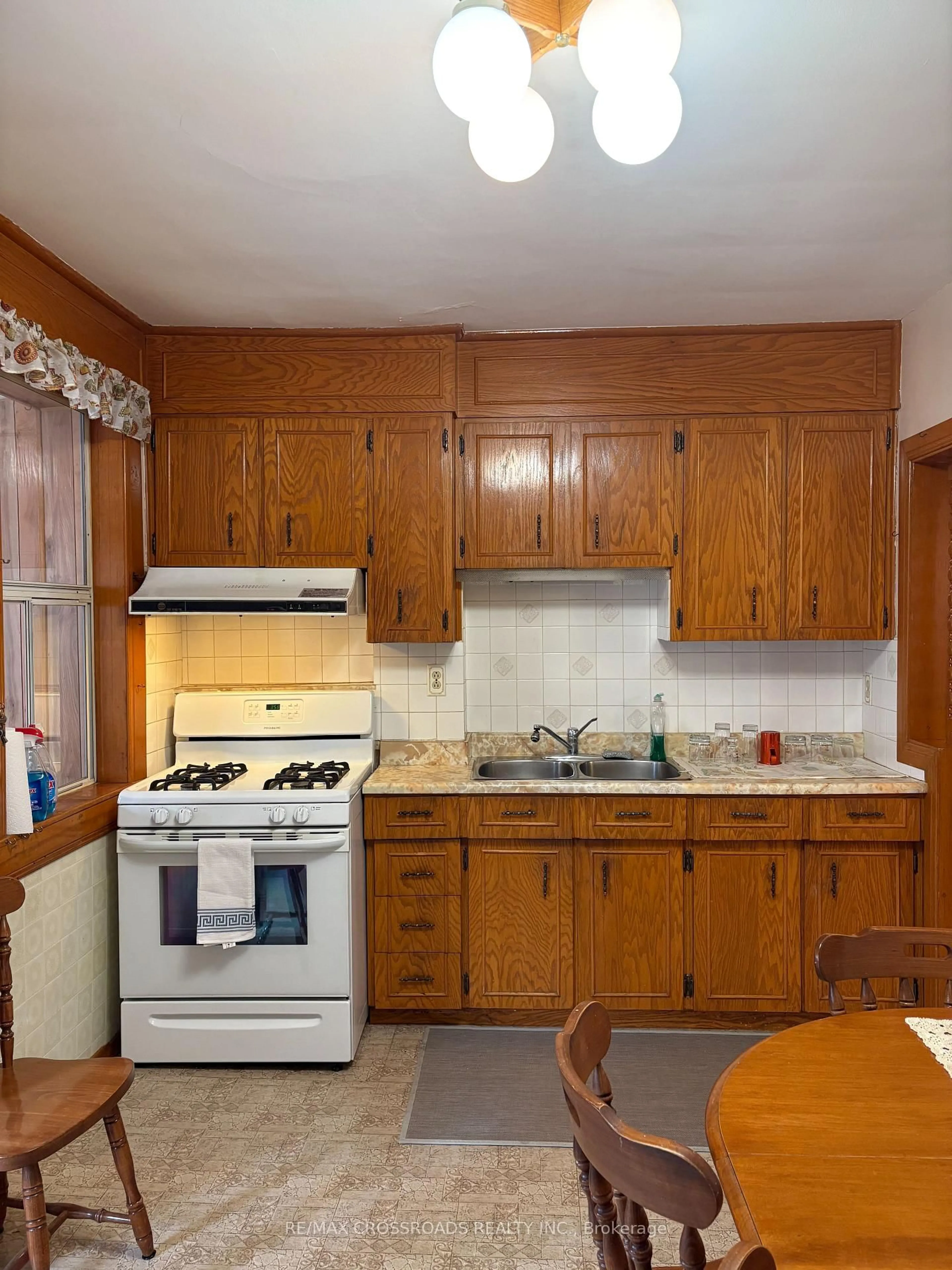 Standard kitchen, unknown for 167 Woodfield Rd, Toronto Ontario M4L 2W8