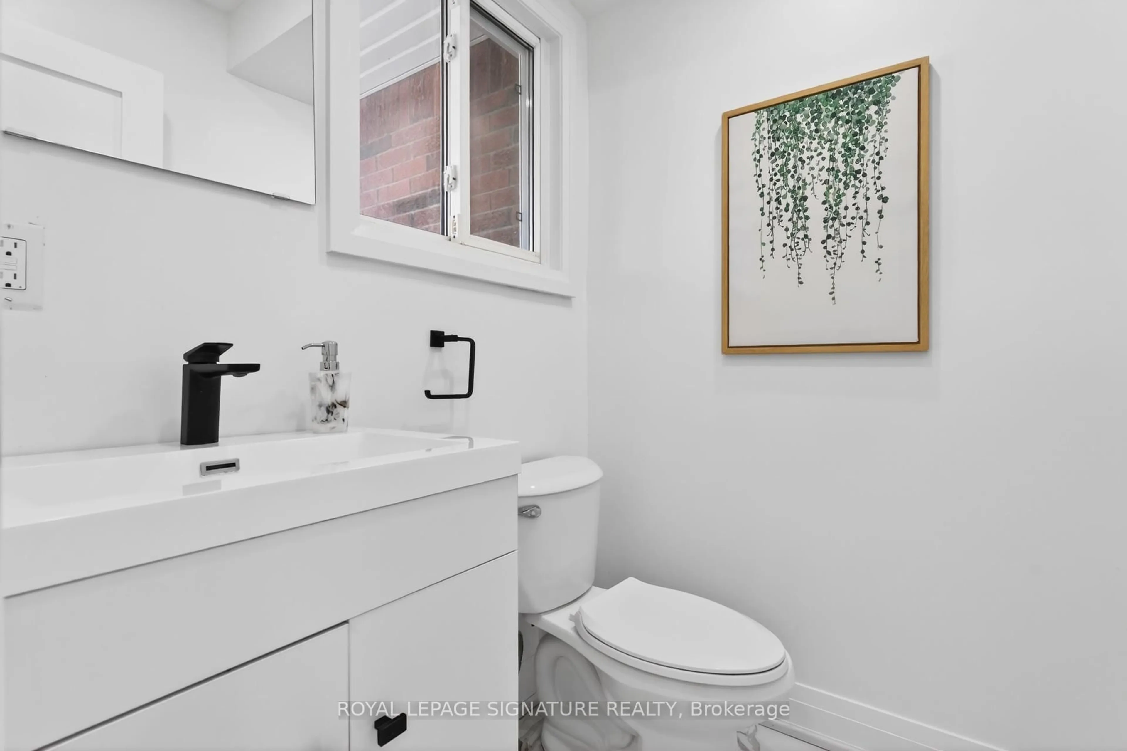 Standard bathroom, ceramic/tile floor for 506 Grandview St, Oshawa Ontario L1H 7S4