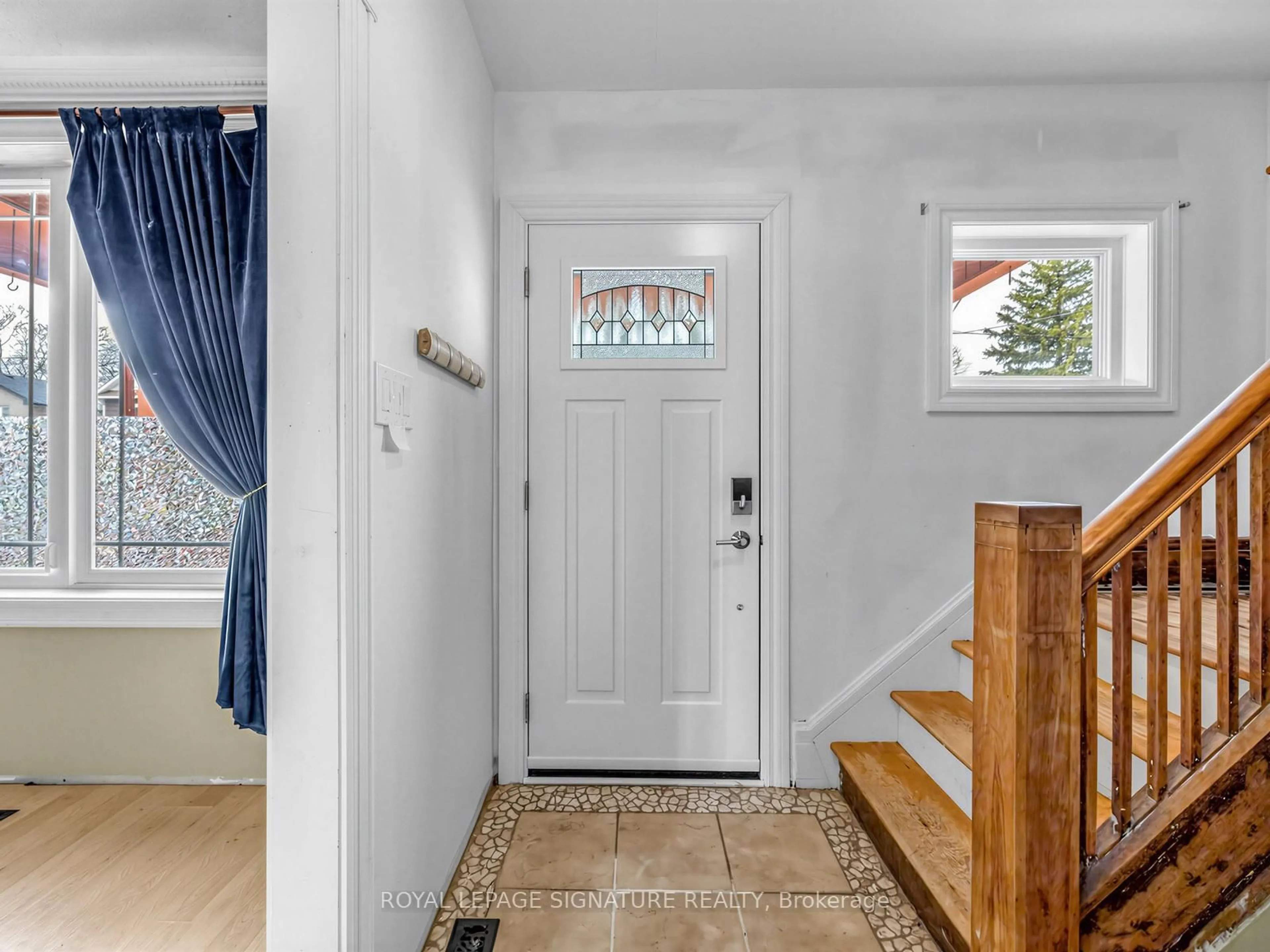 Indoor entryway for 151 Burk St, Oshawa Ontario L1J 4C2