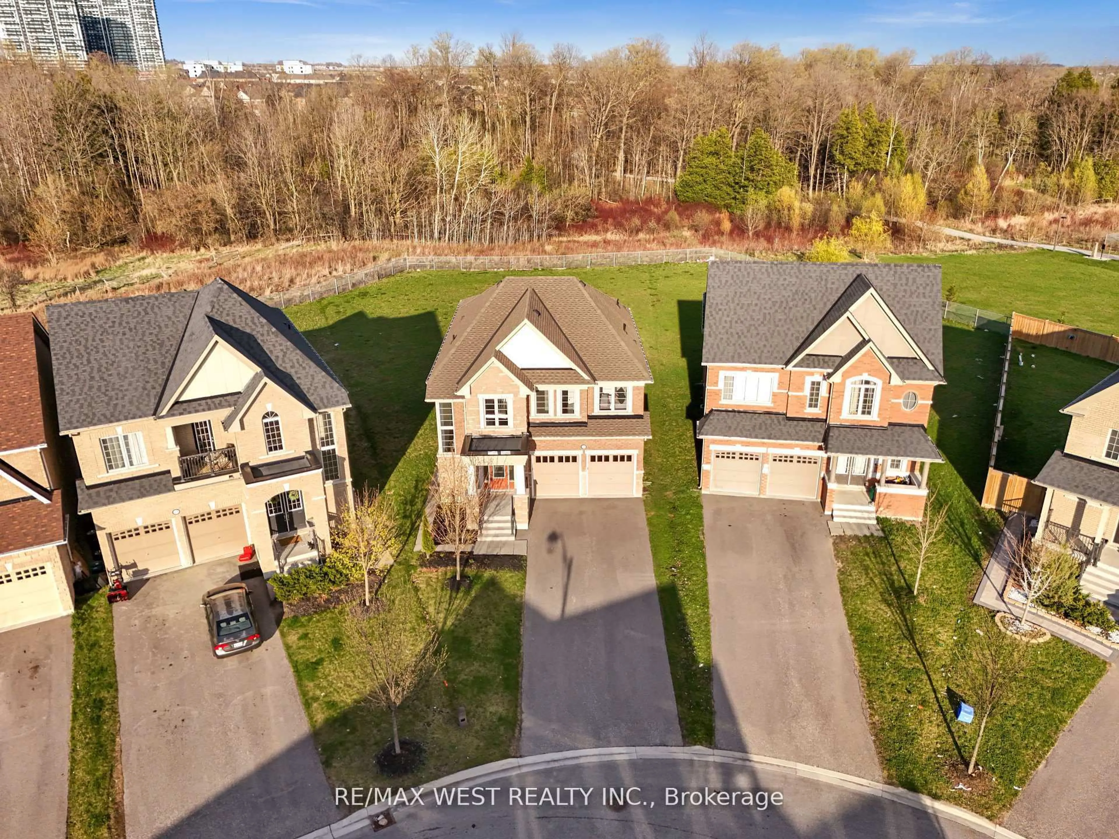 A pic from outside/outdoor area/front of a property/back of a property/a pic from drone, street for 2485 Bandsman Cres, Oshawa Ontario L1L 0M1