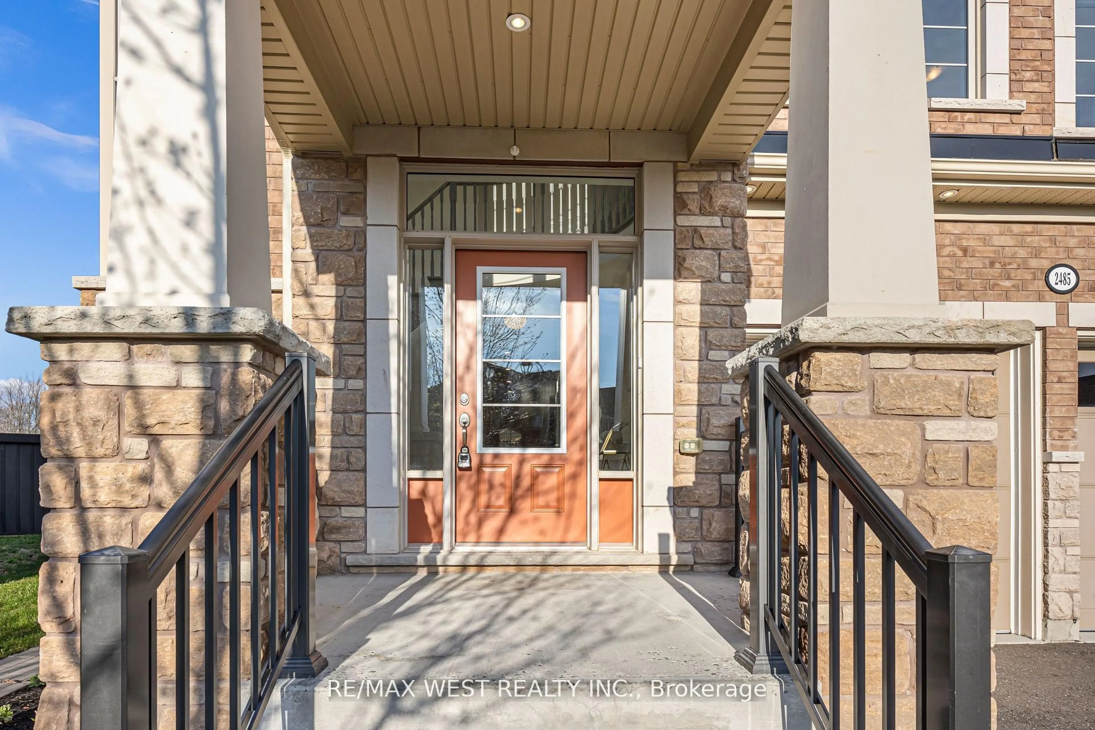 Indoor entryway for 2485 Bandsman Cres, Oshawa Ontario L1L 0M1