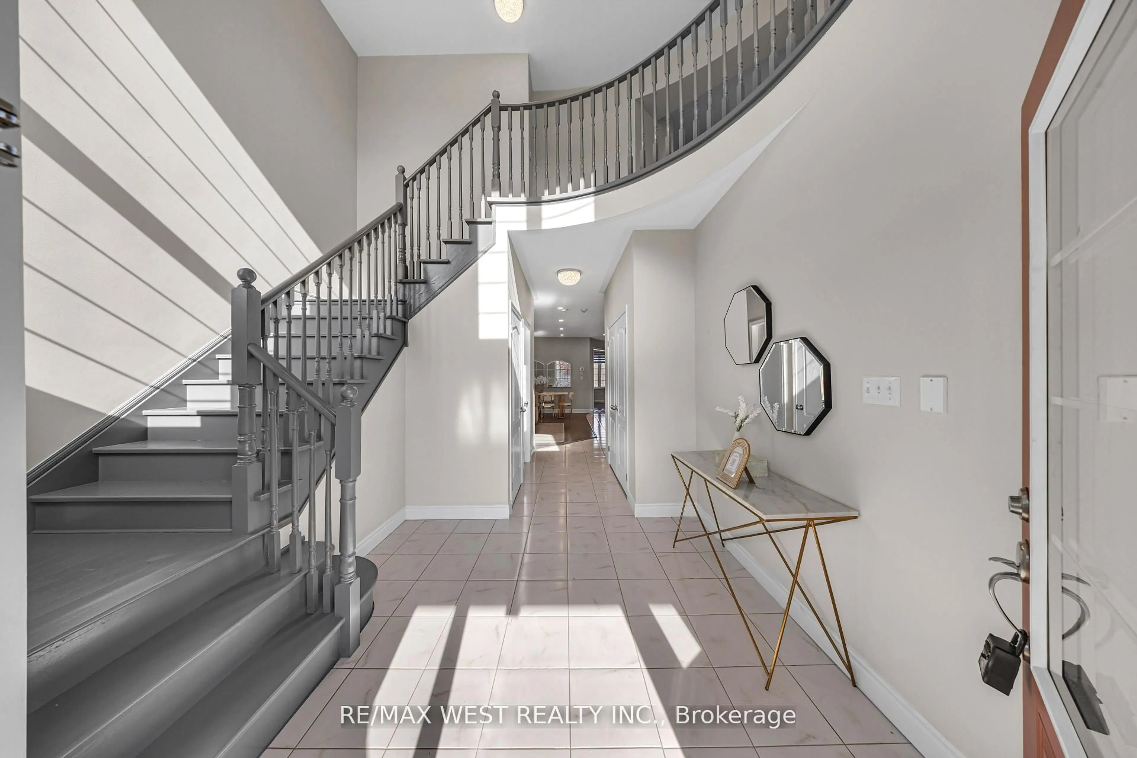 Indoor entryway for 2485 Bandsman Cres, Oshawa Ontario L1L 0M1