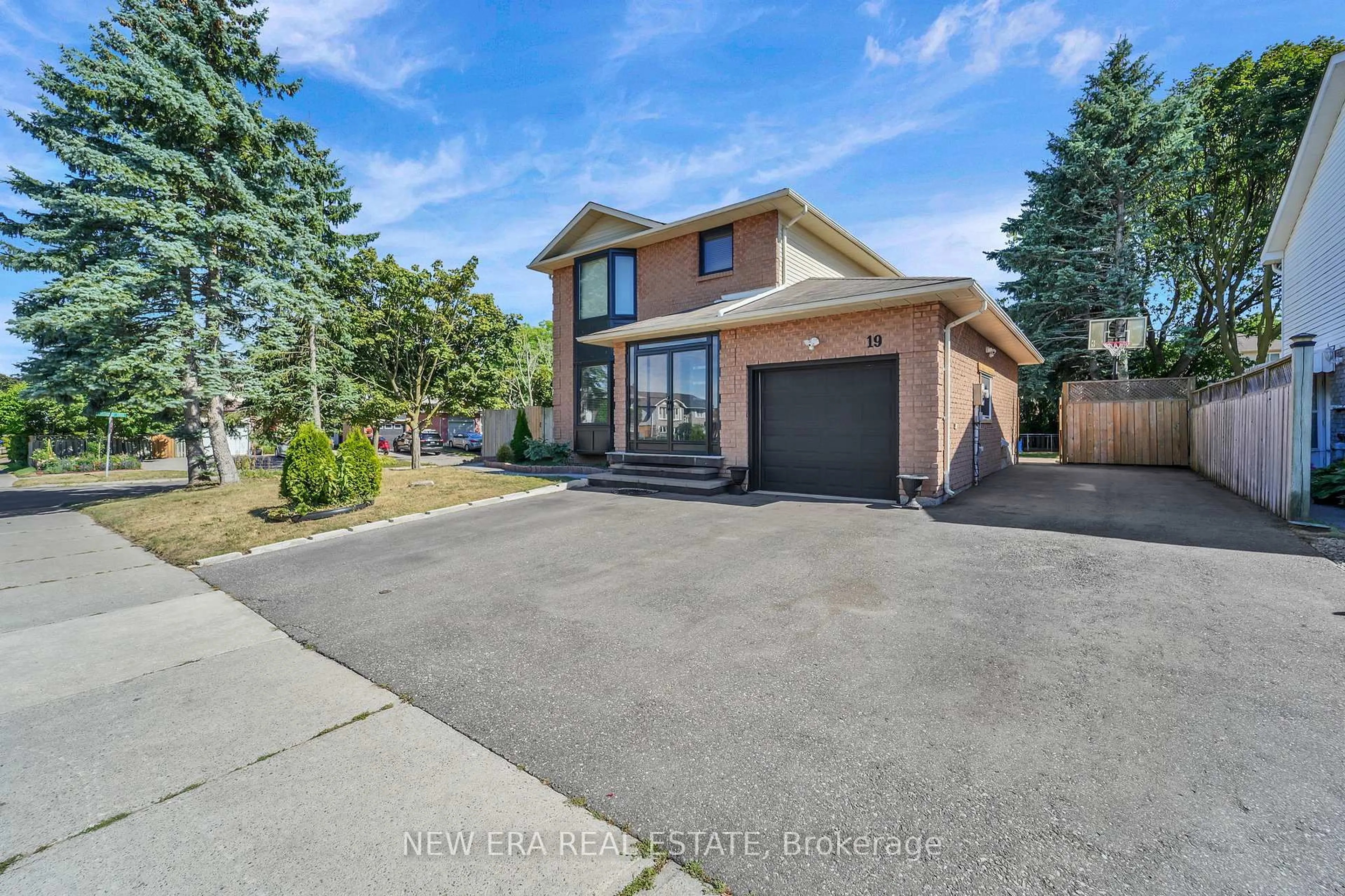 A pic from outside/outdoor area/front of a property/back of a property/a pic from drone, street for 19 Glenabbey Dr, Clarington Ontario L1E 1C1