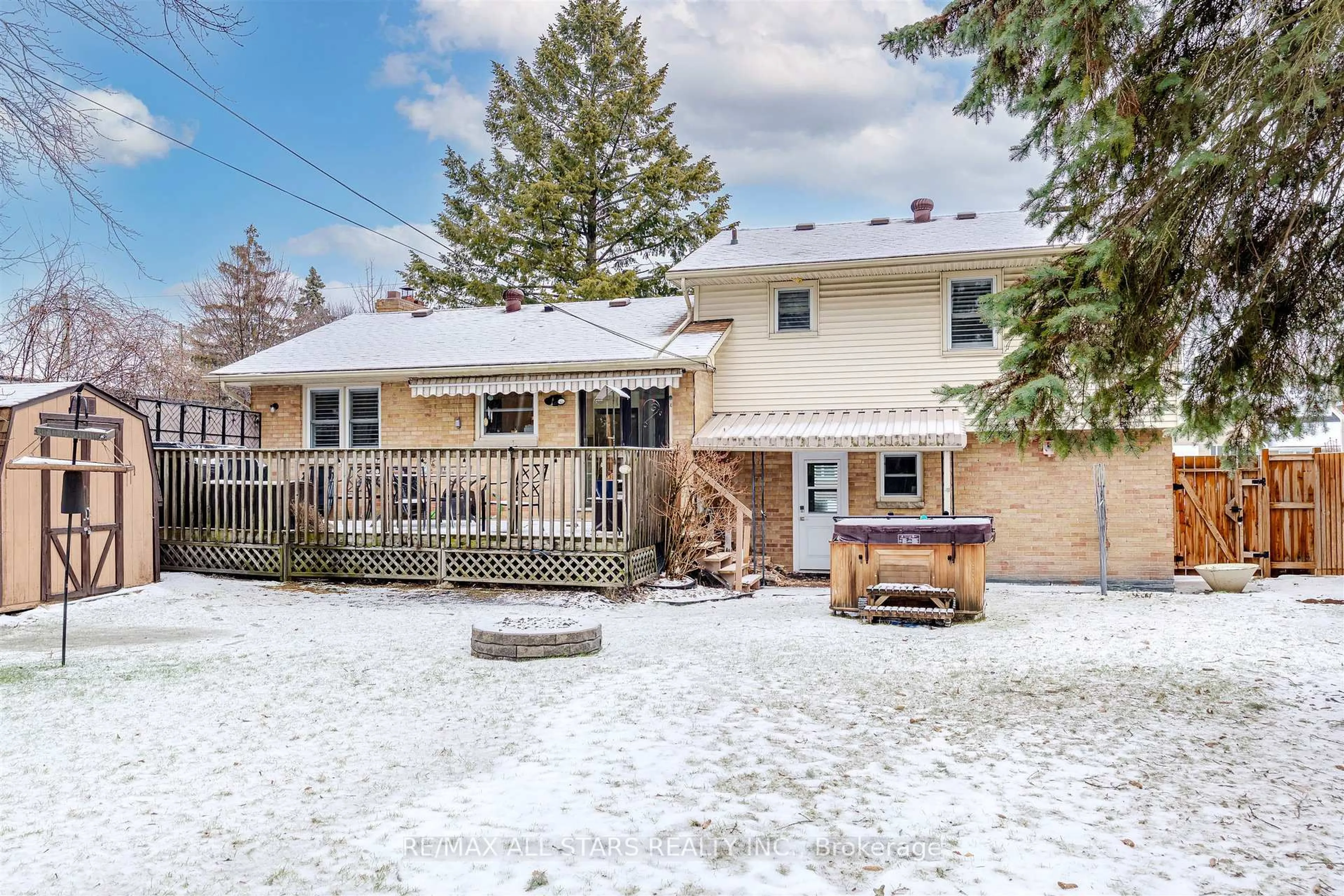 Patio, street for 872 Law St, Oshawa Ontario L1G 4M4