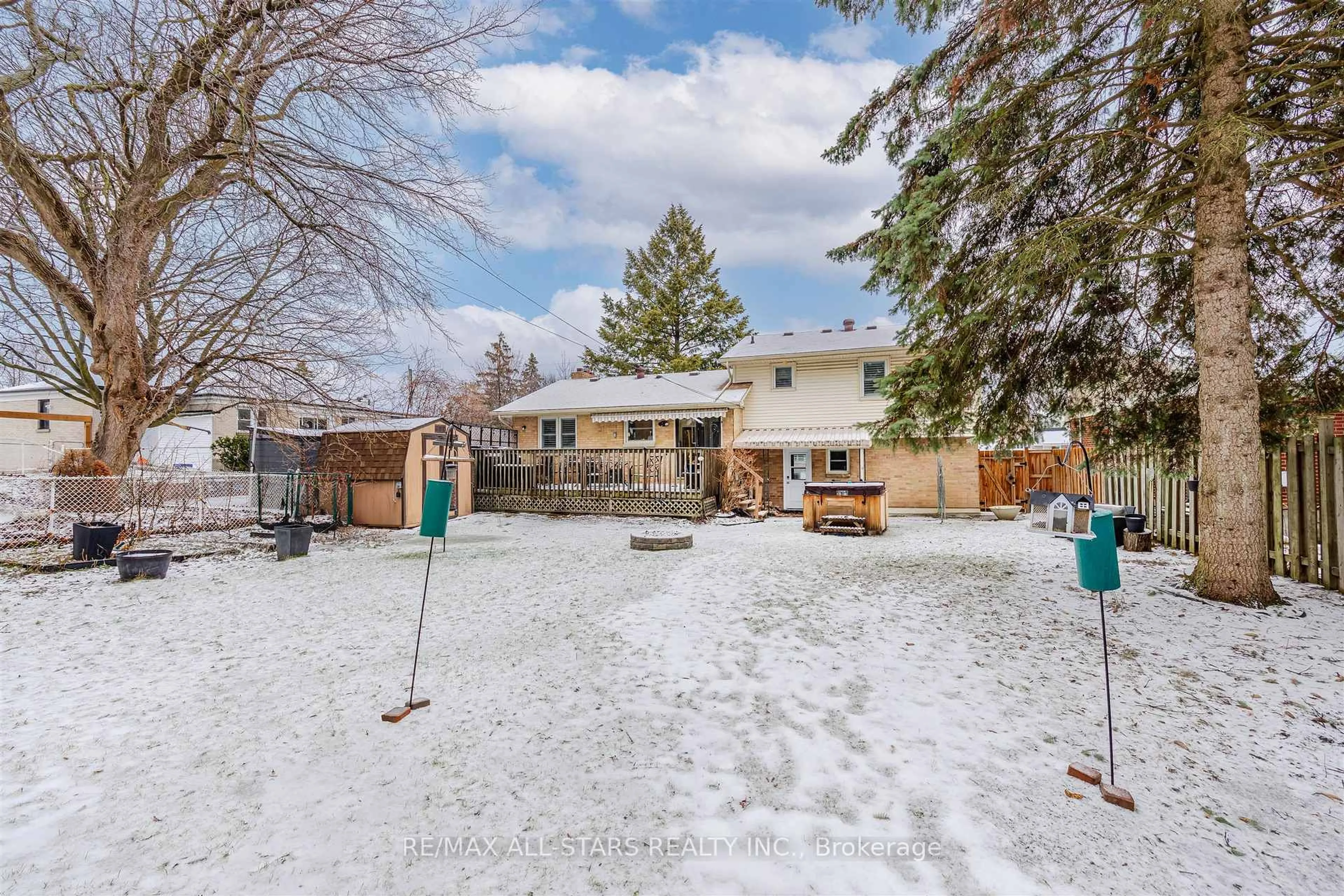 A pic from outside/outdoor area/front of a property/back of a property/a pic from drone, street for 872 Law St, Oshawa Ontario L1G 4M4