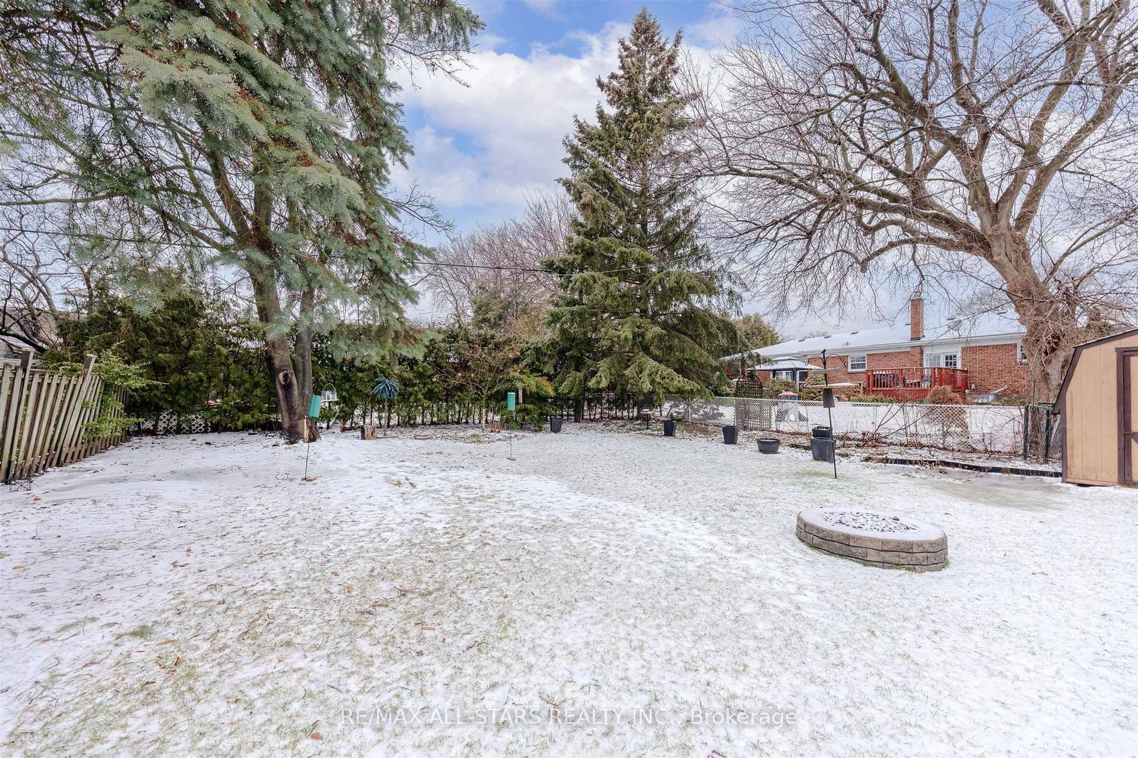 Patio, street for 872 Law St, Oshawa Ontario L1G 4M4