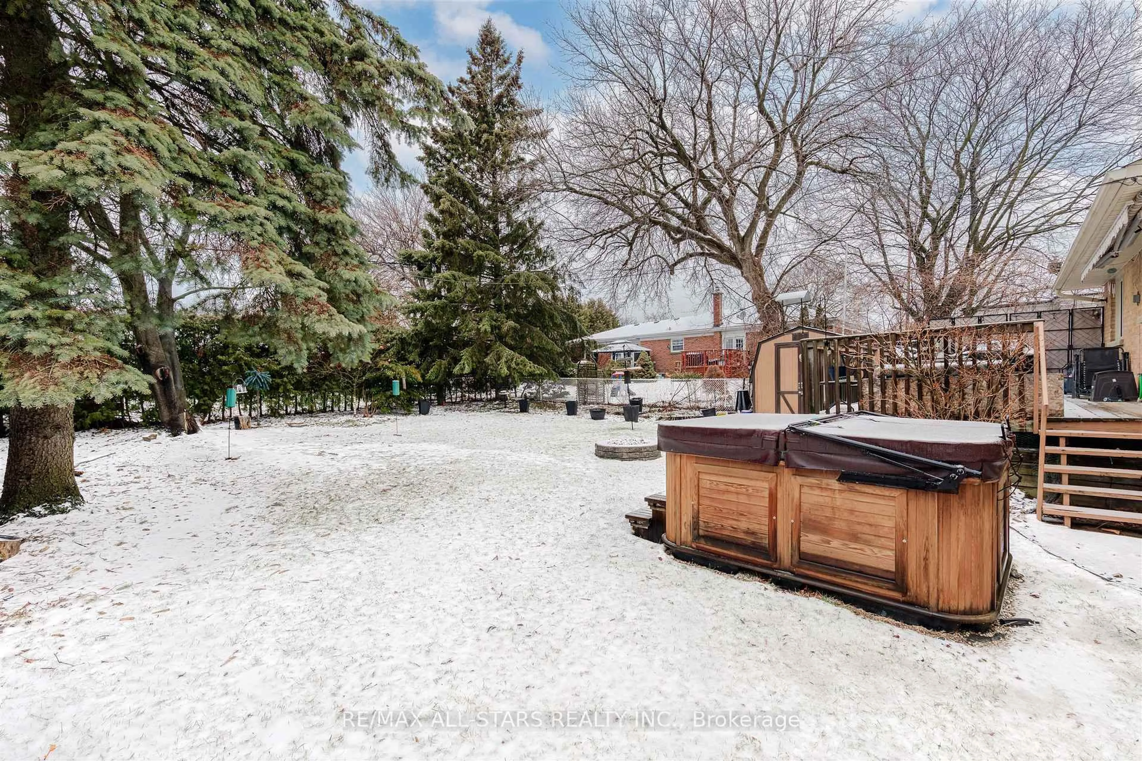 Patio, unknown for 872 Law St, Oshawa Ontario L1G 4M4