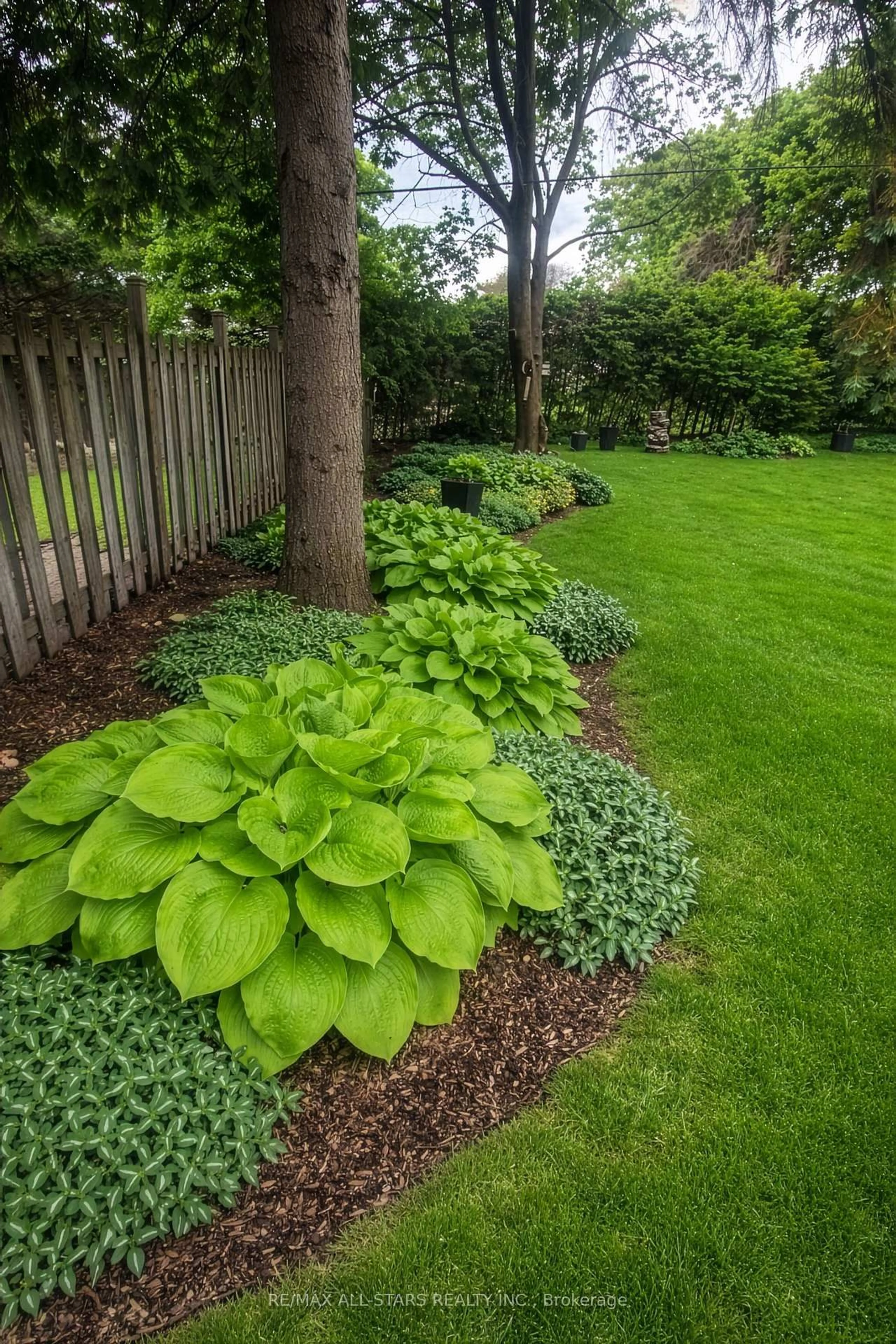 Patio, street for 872 Law St, Oshawa Ontario L1G 4M4