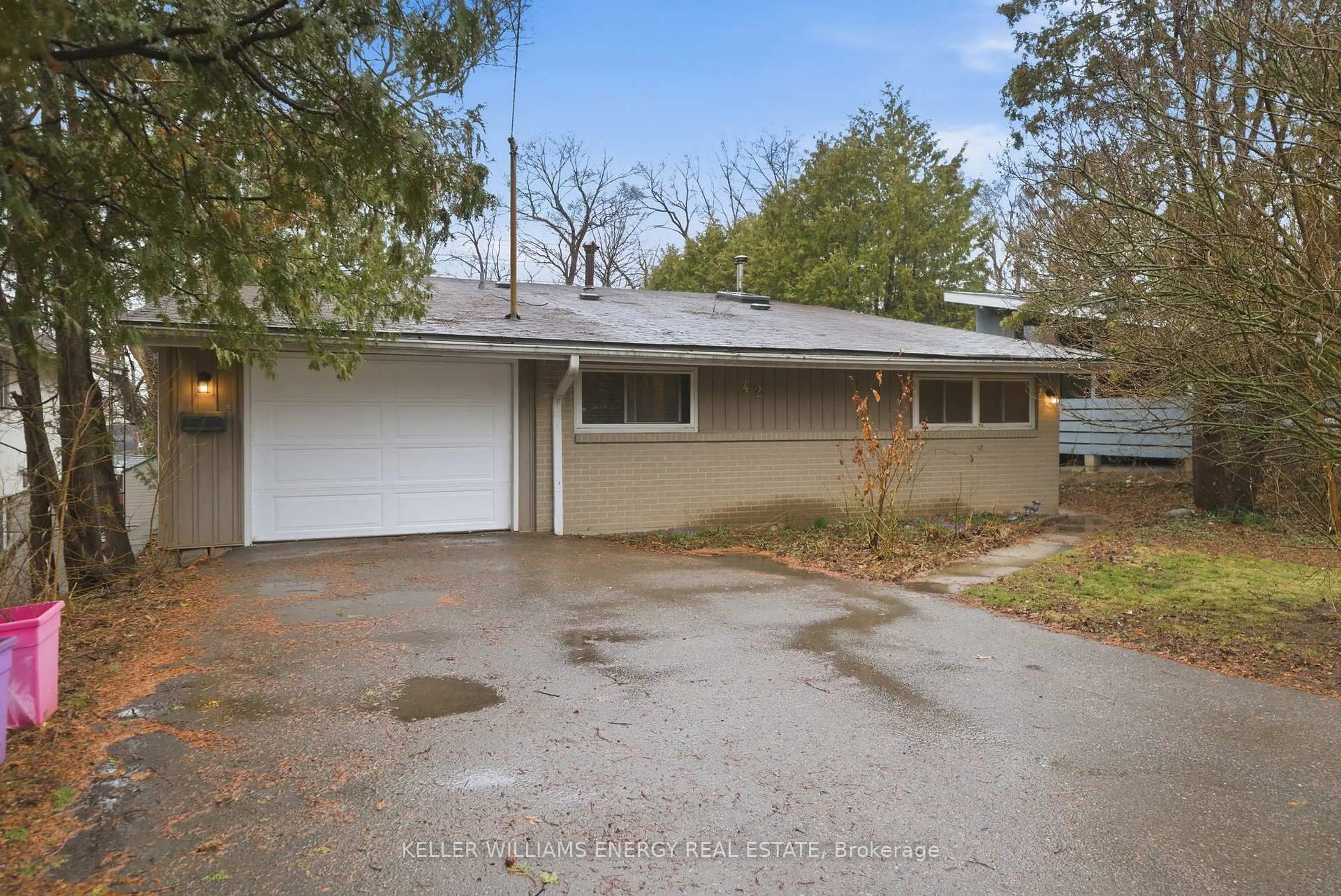 A pic from outside/outdoor area/front of a property/back of a property/a pic from drone, street for 42 Oakley Blvd, Toronto Ontario M1P 3P4