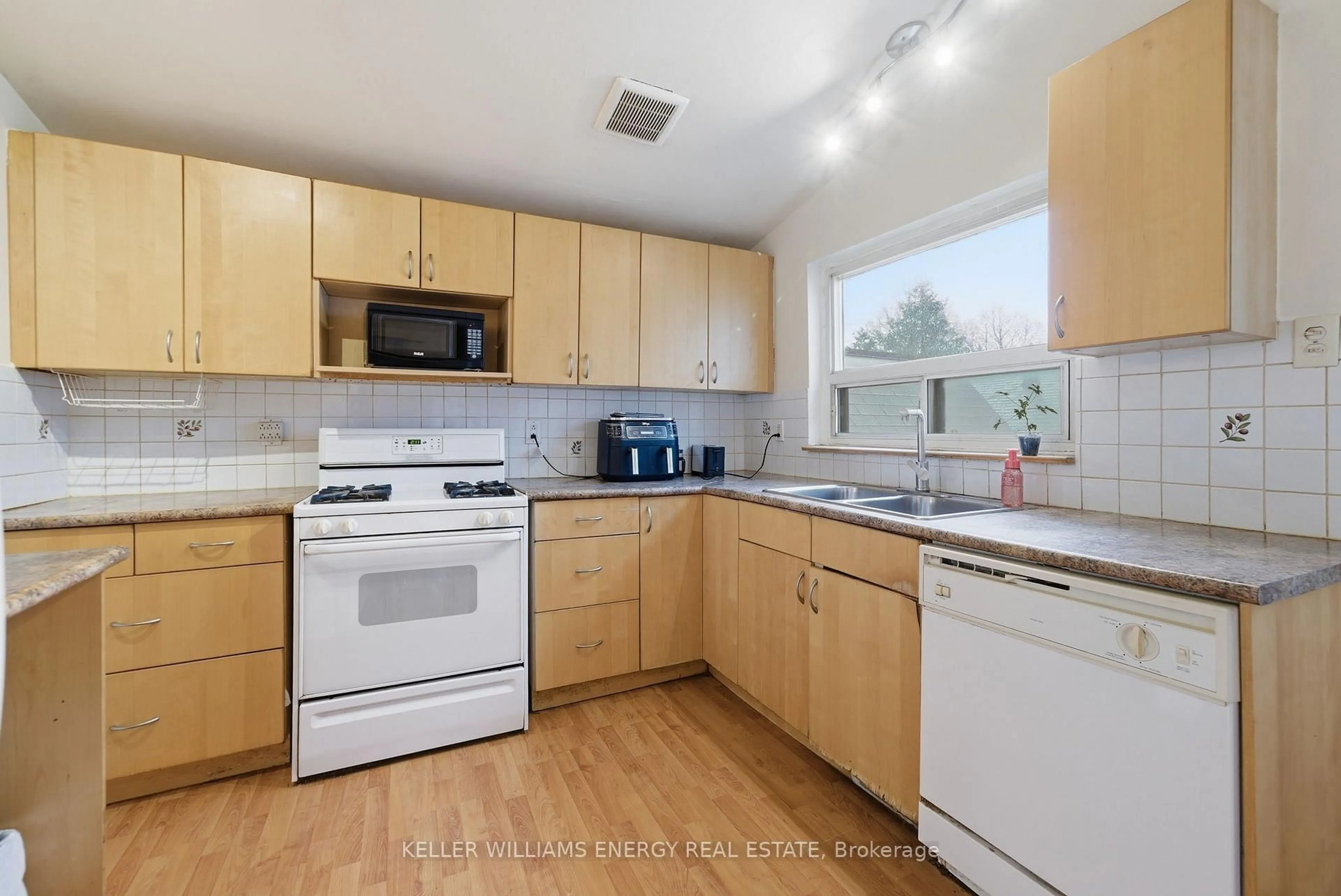 Standard kitchen, unknown for 42 Oakley Blvd, Toronto Ontario M1P 3P4