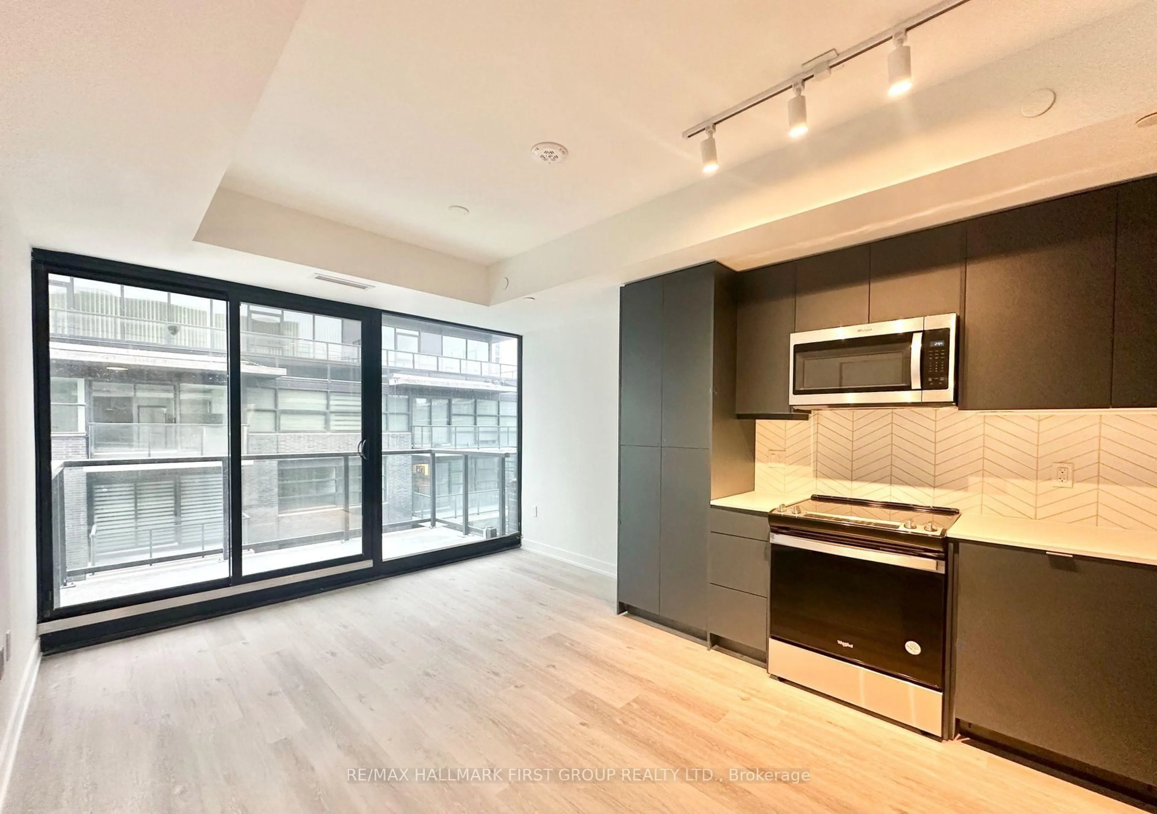 Open concept kitchen, wood/laminate floor for 1610 Charles St #444, Whitby Ontario L1N 0P5