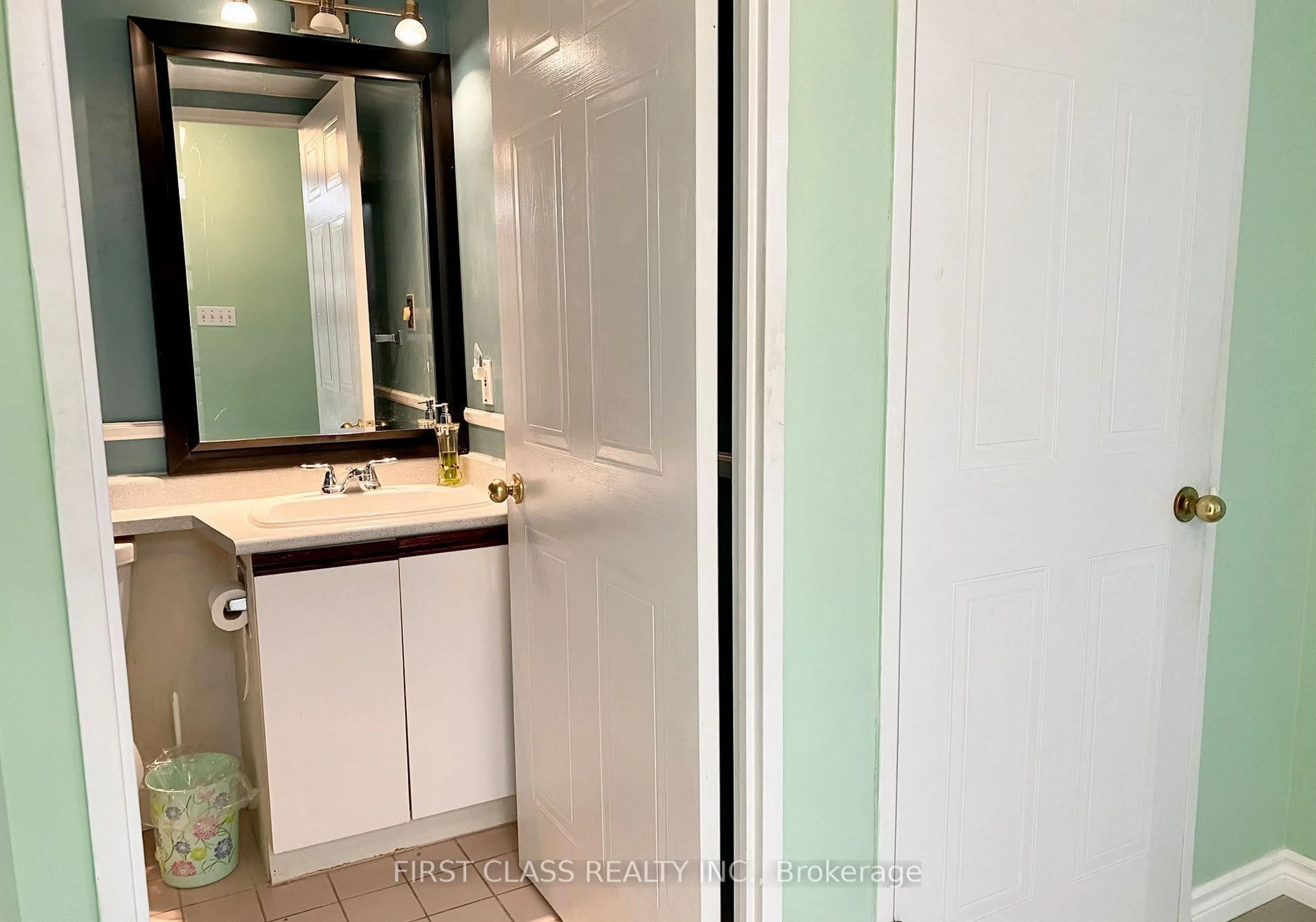 Standard bathroom, unknown for 1470 Midland Ave #911, Toronto Ontario M1P 4Z4