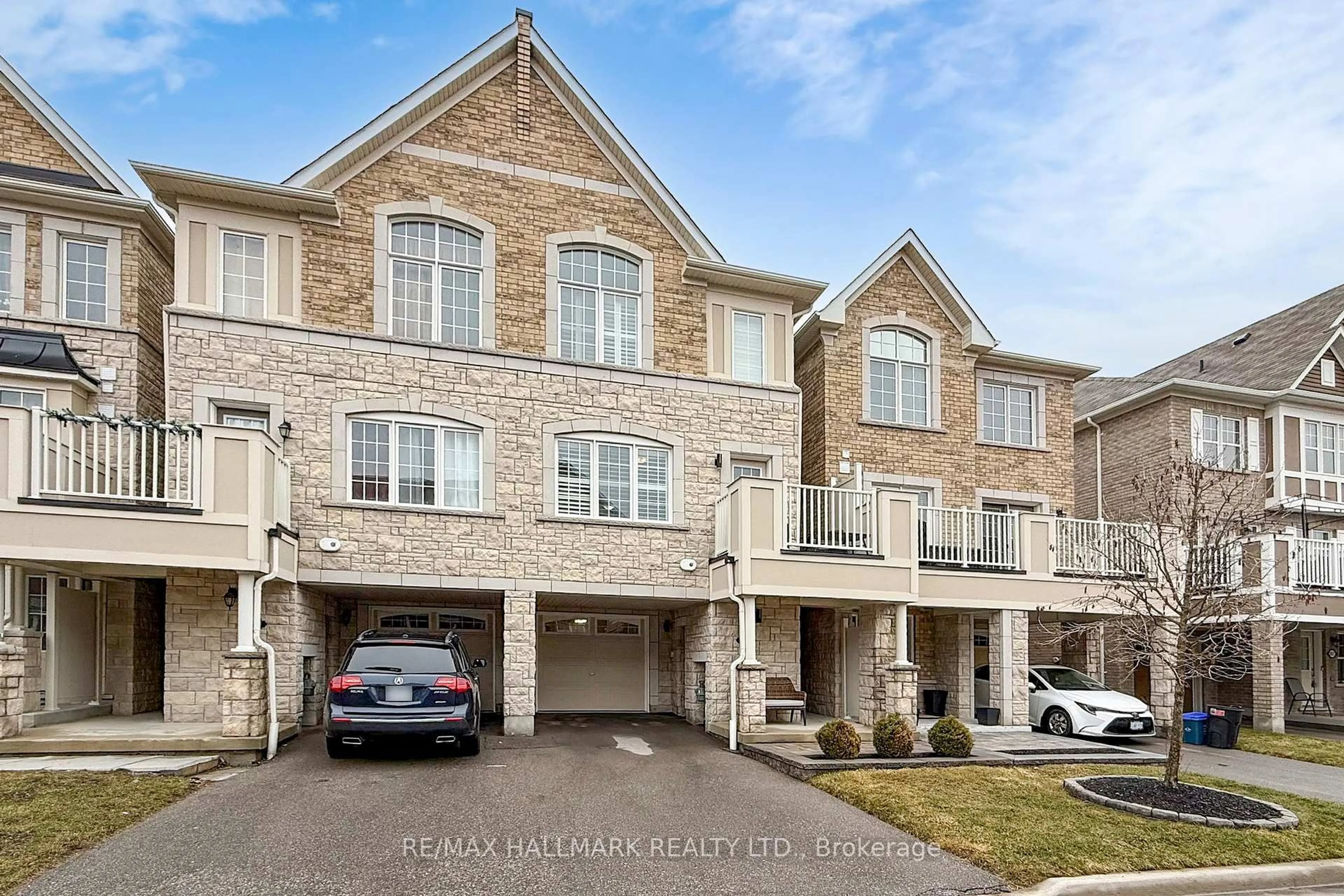 A pic from outside/outdoor area/front of a property/back of a property/a pic from drone, street for 2421 Fall Harvest Cres, Pickering Ontario L1X 0G1