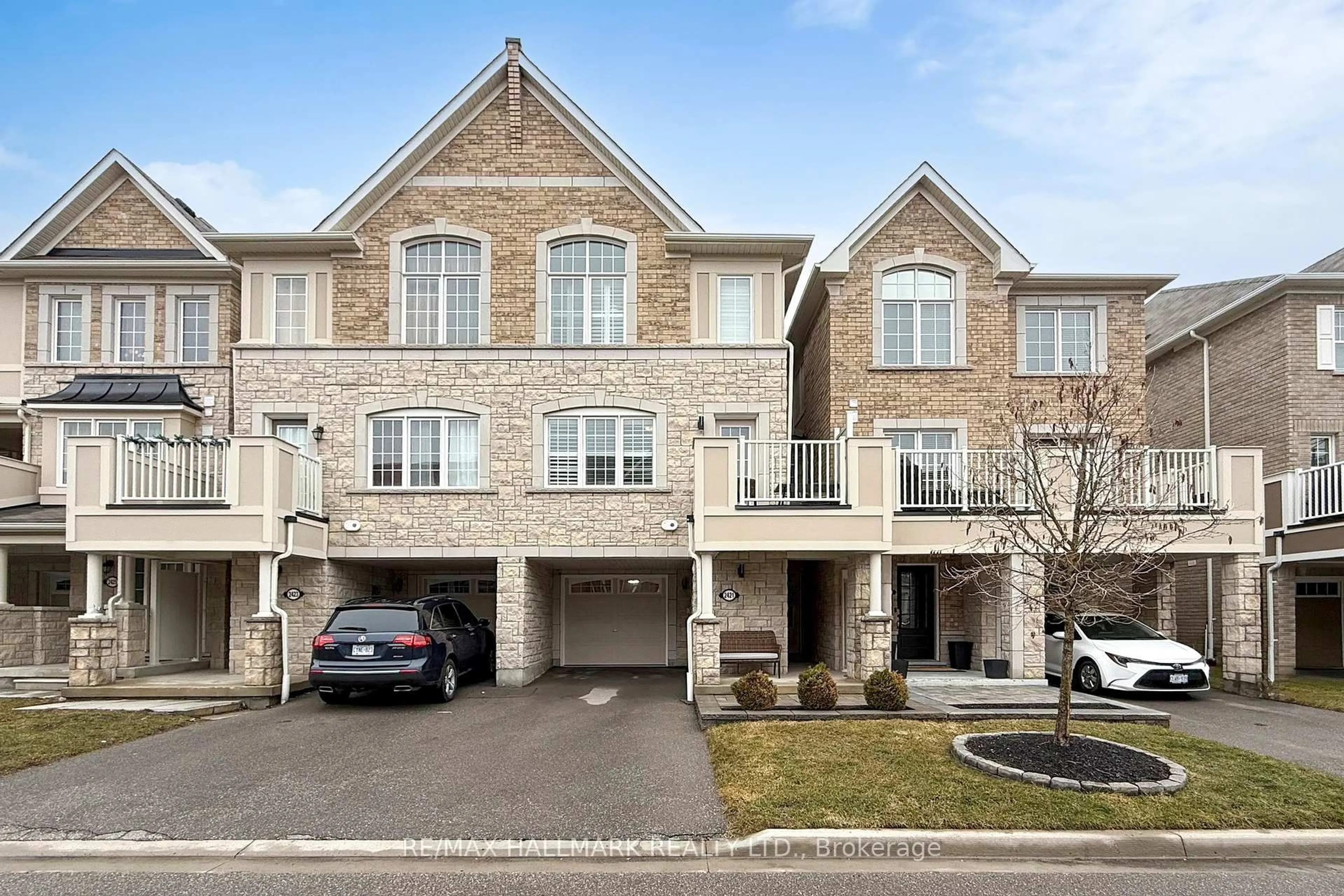 A pic from outside/outdoor area/front of a property/back of a property/a pic from drone, street for 2421 Fall Harvest Cres, Pickering Ontario L1X 0G1