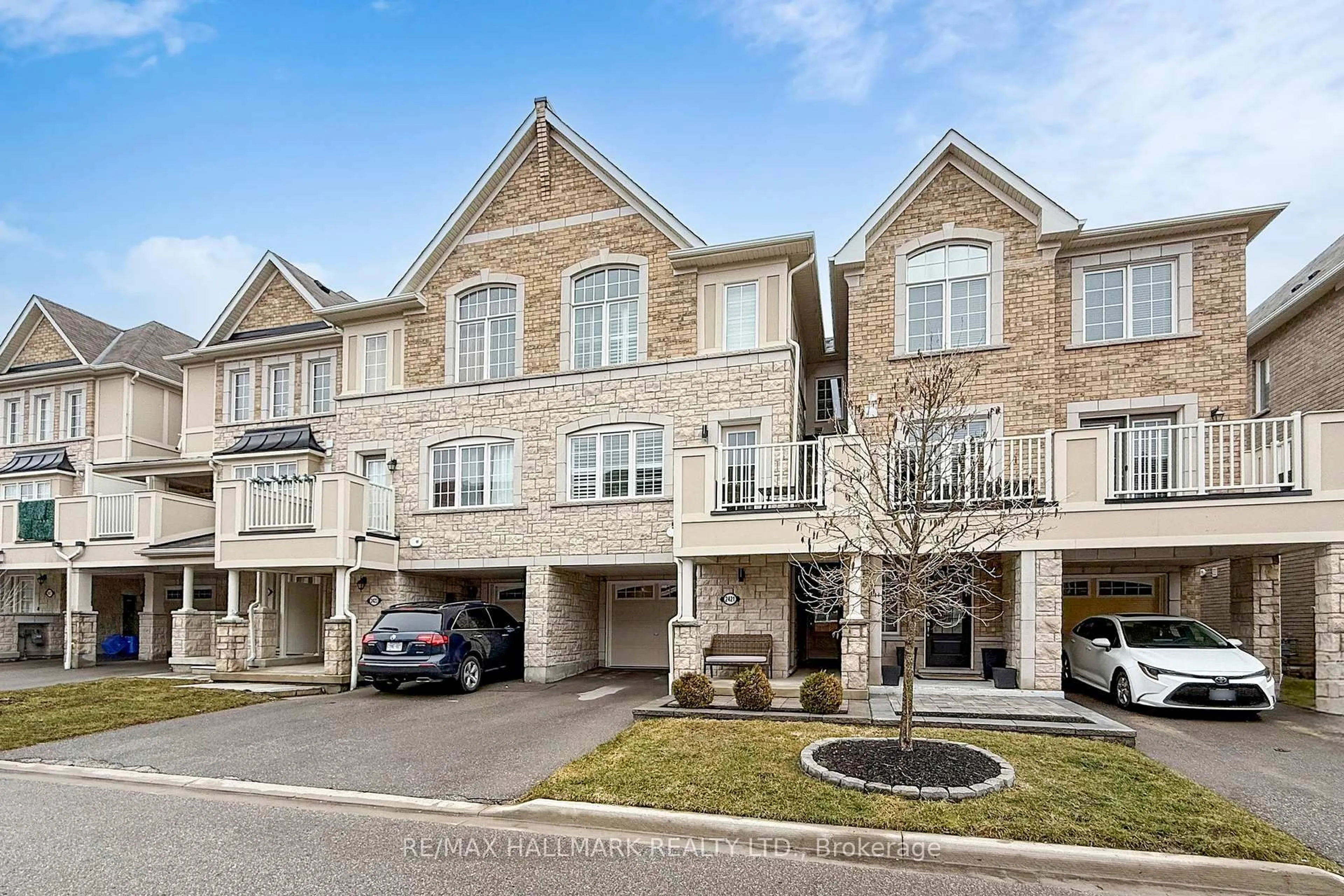 A pic from outside/outdoor area/front of a property/back of a property/a pic from drone, street for 2421 Fall Harvest Cres, Pickering Ontario L1X 0G1