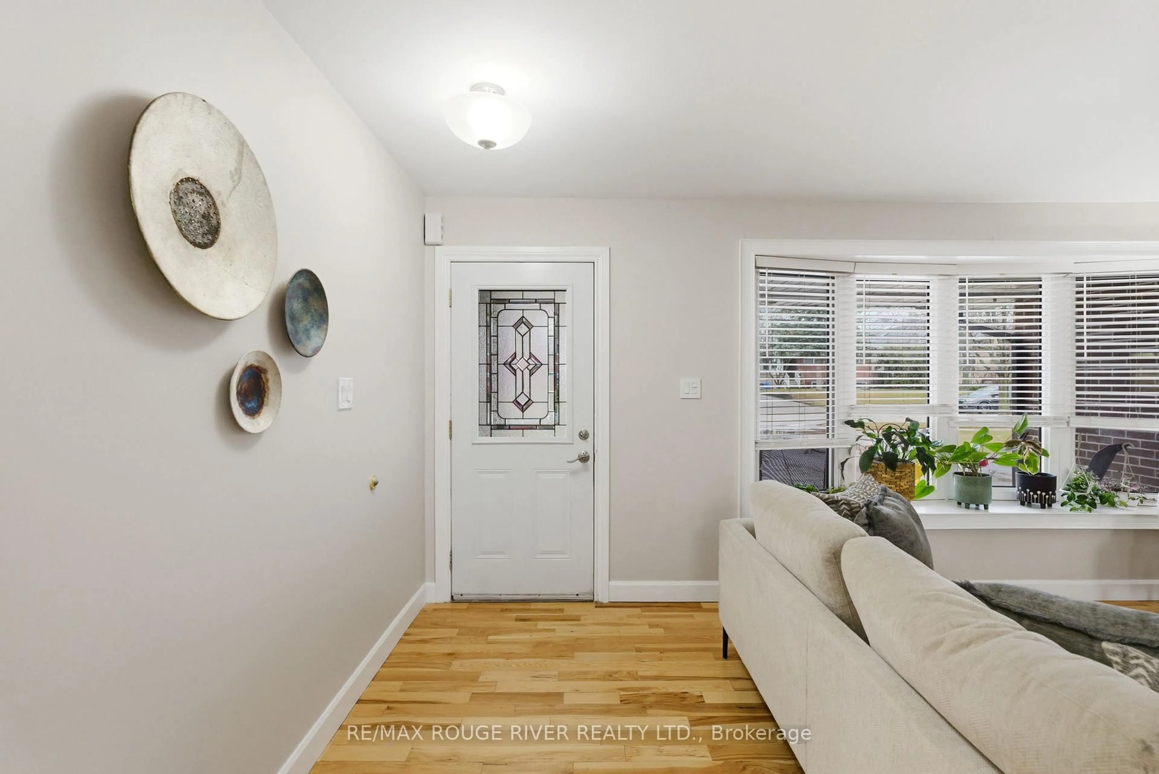 Indoor entryway for 98 Applewood Cres, Whitby Ontario L1N 2E7