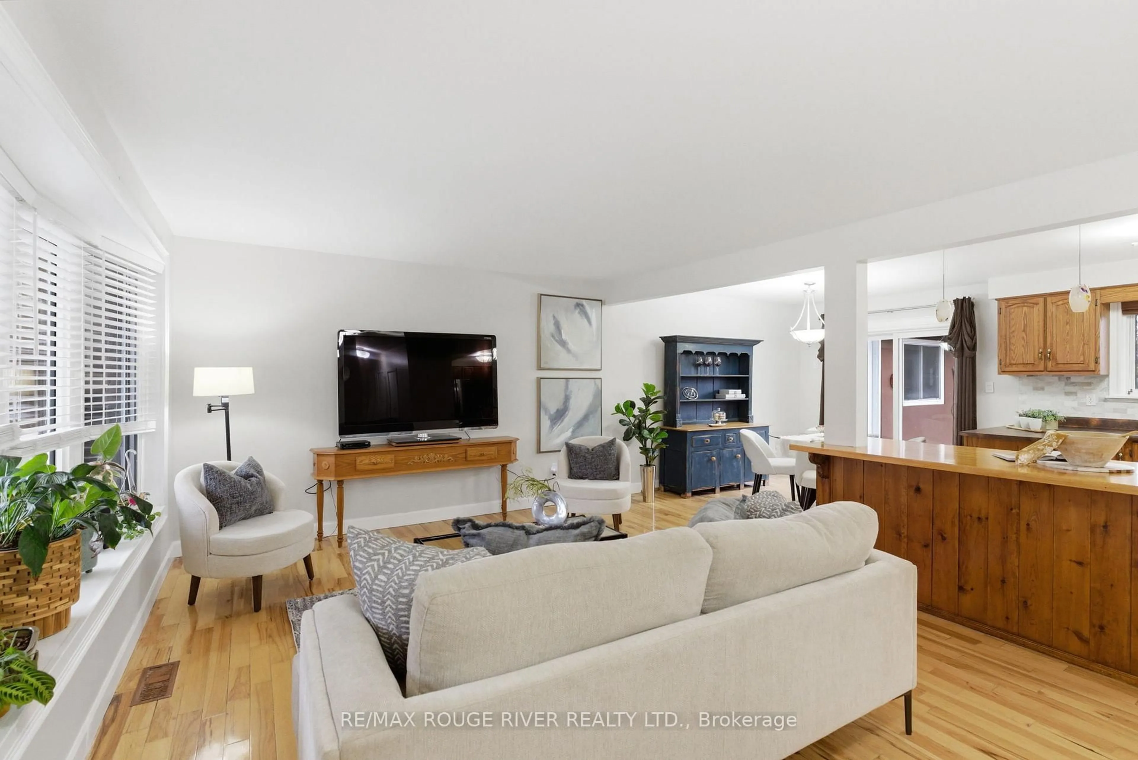 Living room with furniture, unknown for 98 Applewood Cres, Whitby Ontario L1N 2E7